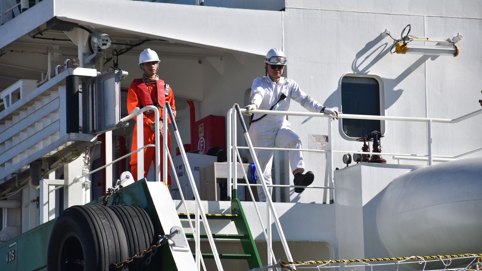 Tripulación de la gabarra 'Maya Cosulich’ en el interior del buque