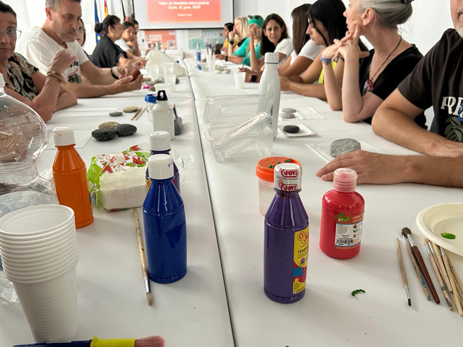 Una veintena de personas asistieron al taller de 'Mandalas sobre piedra'. / FOTO G.S.