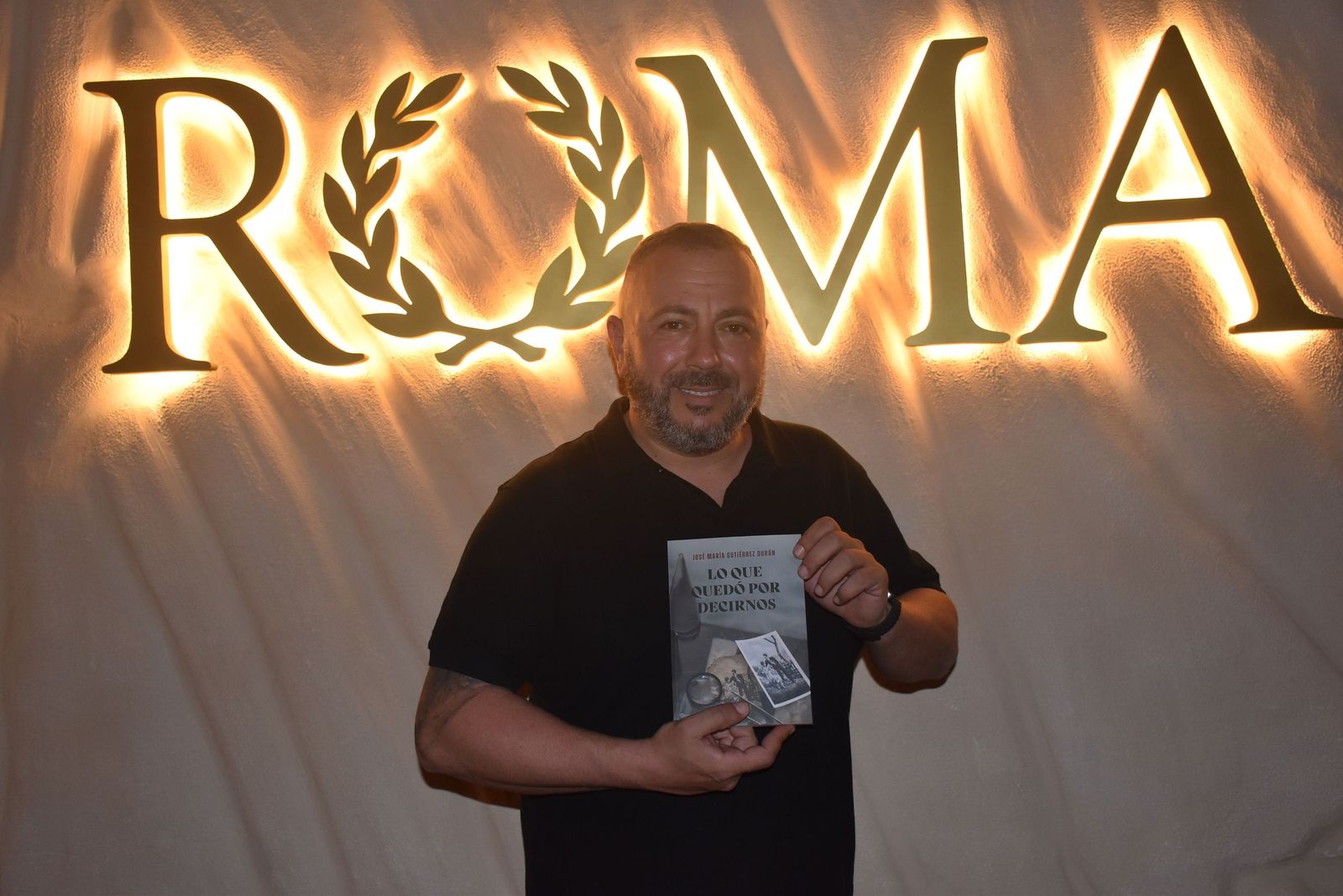 Un escritor ceutí presenta su primera novela negra en un evento benéfico para el Banco de Alimentos