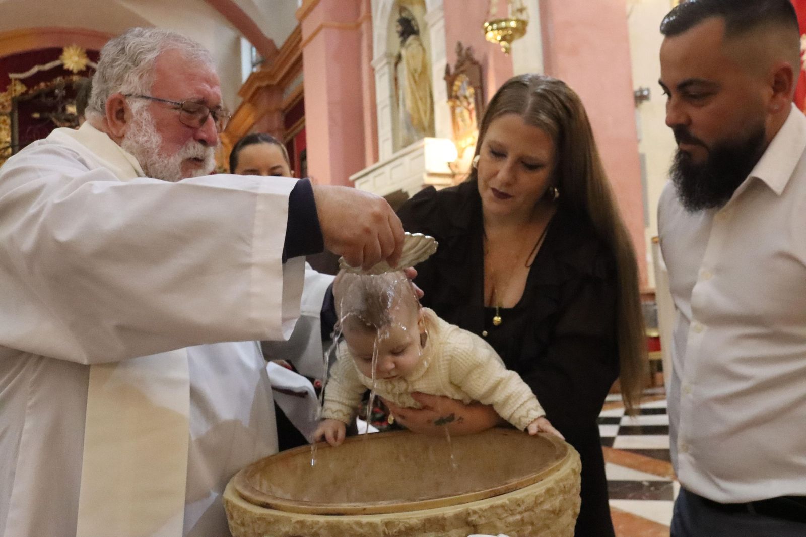 Daniel, Adrián y Noel reciben el Sacramento del bautismo