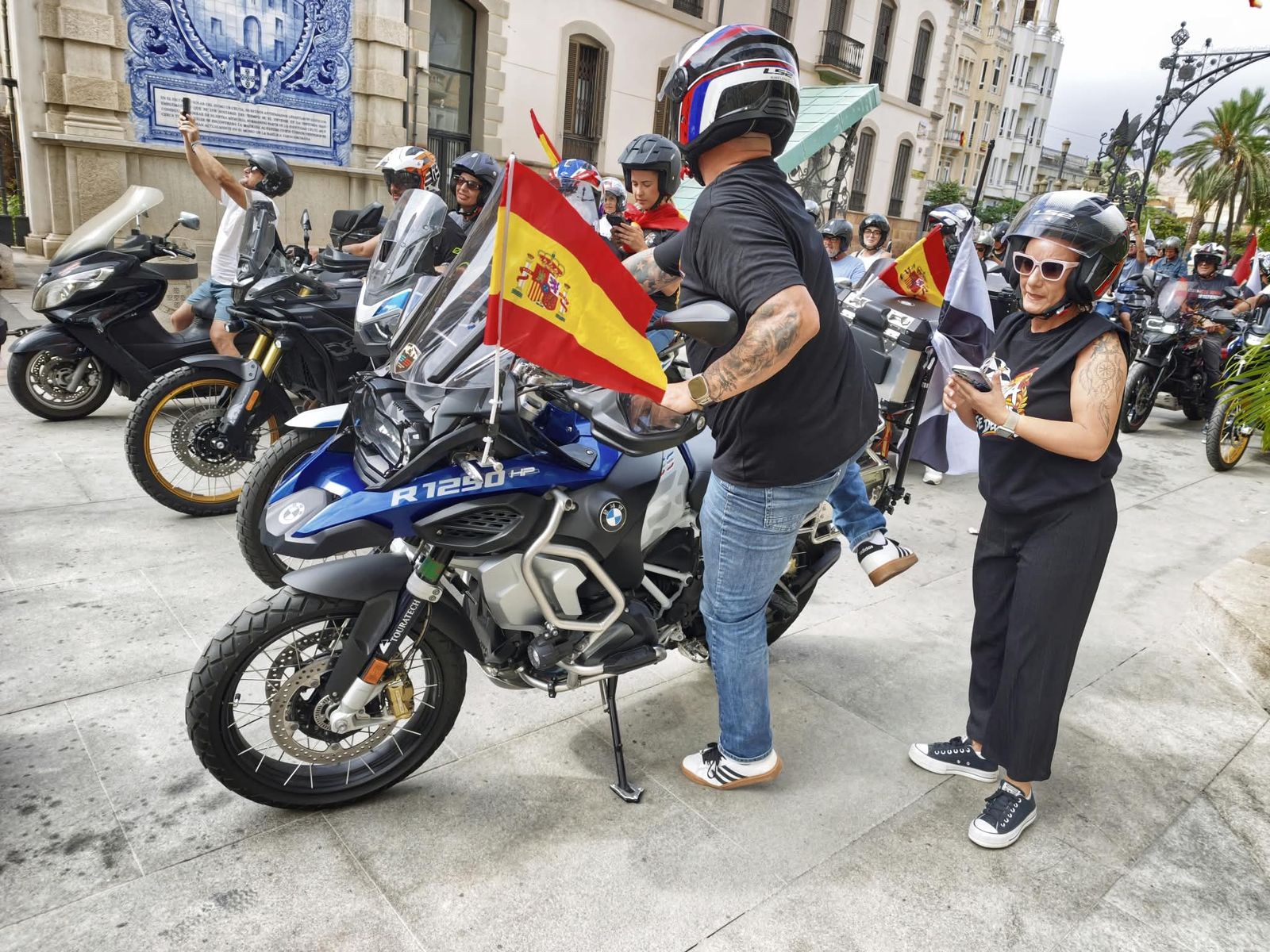 Cientos de motoristas se manifiestan por las calles de Ceuta