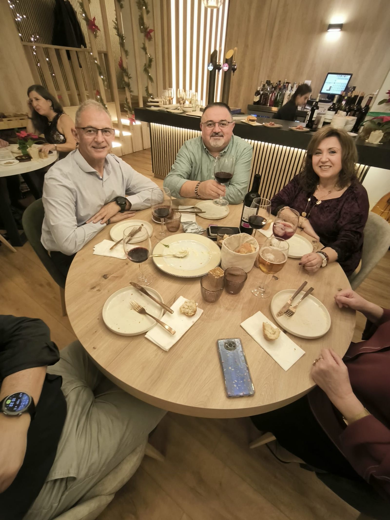 Los ceutíes se lanzan a la calle para celebrar la llamada 'Tardevieja' para despedir 2025