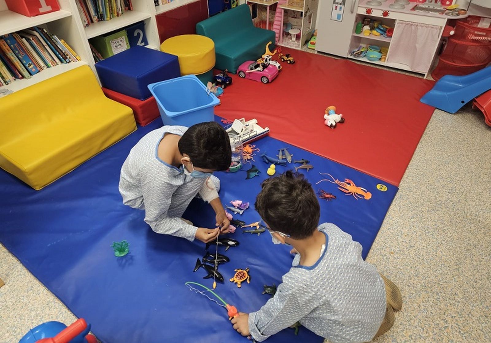 Los juegos forman parte importante de la atención que reciben los niños por parte de Cruz Roja. / FOTO CEDIDA