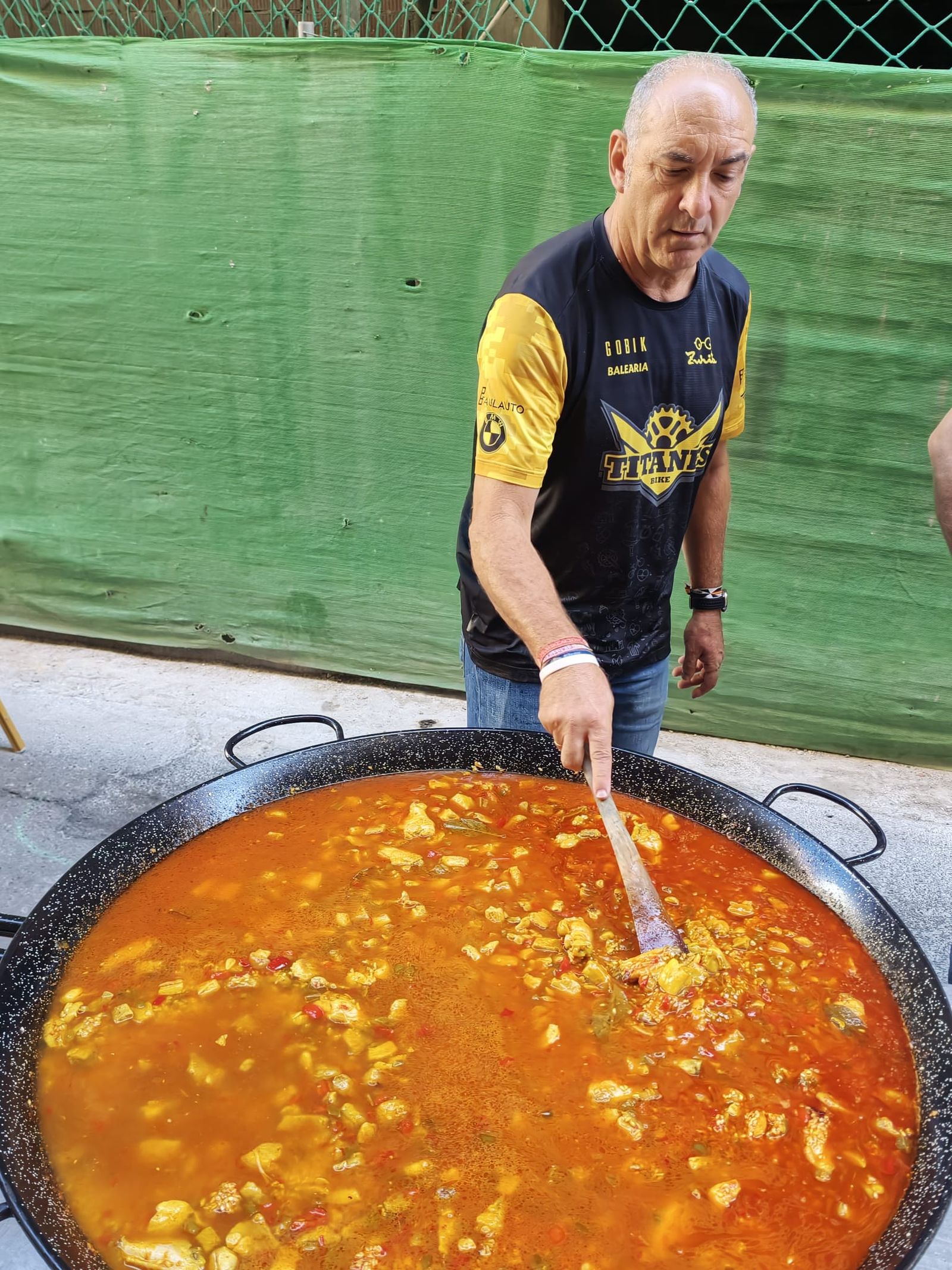 La solidaridad y el buen ambiente vuelven a llenar Teniente Pacheco con el XII Potaje Solidario