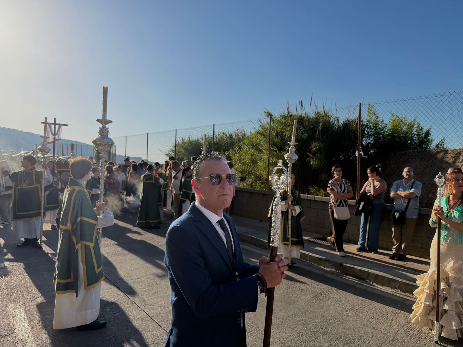 Emotiva procesión de la Cruz de Mayo de Parques de Ceuta por la barriada