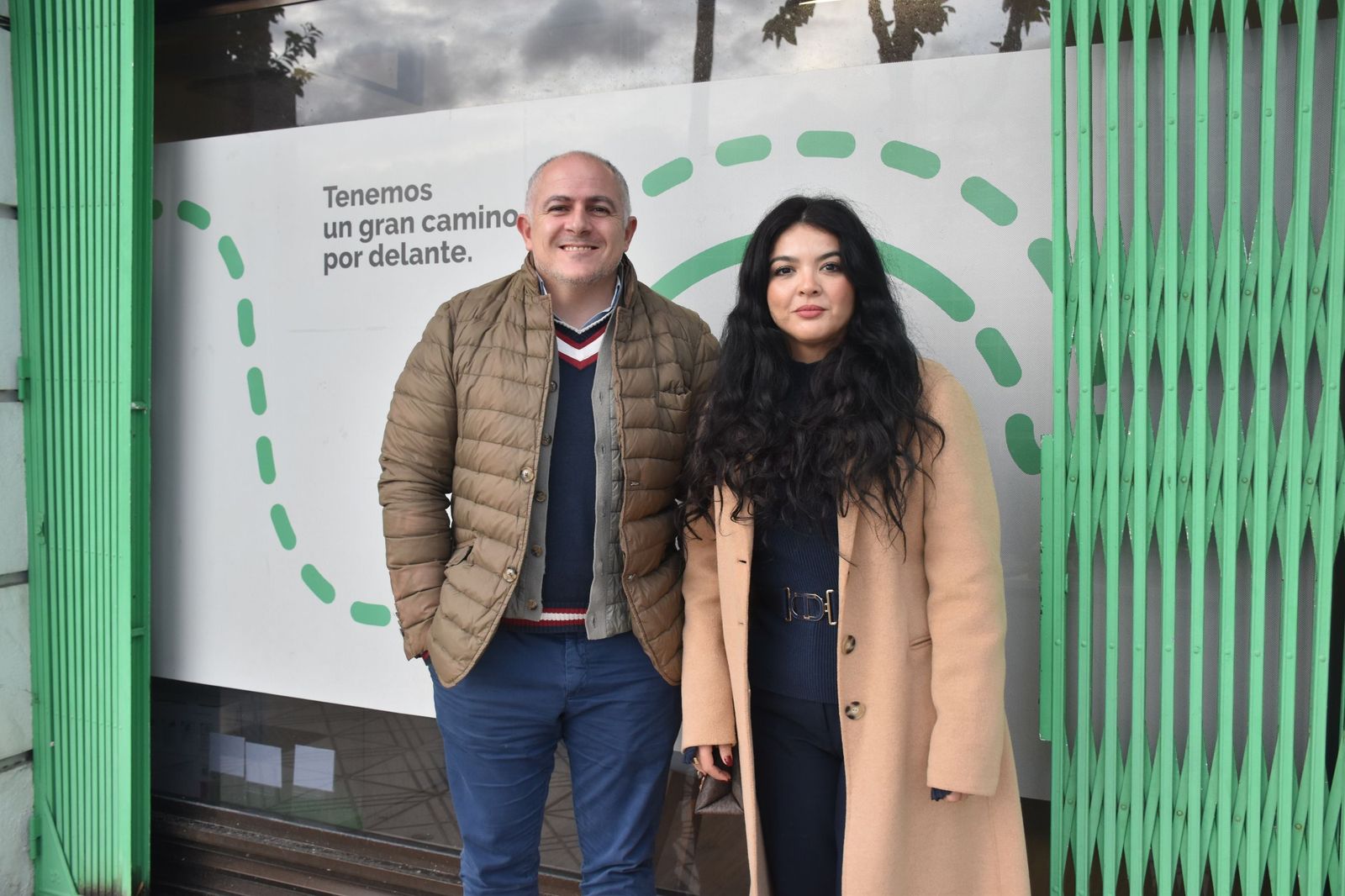 Los oncólogos del HUCE Hanan Ahmed y Hassan Bennis a las puertas de la sede de la Asociación Española Contra el Cáncer