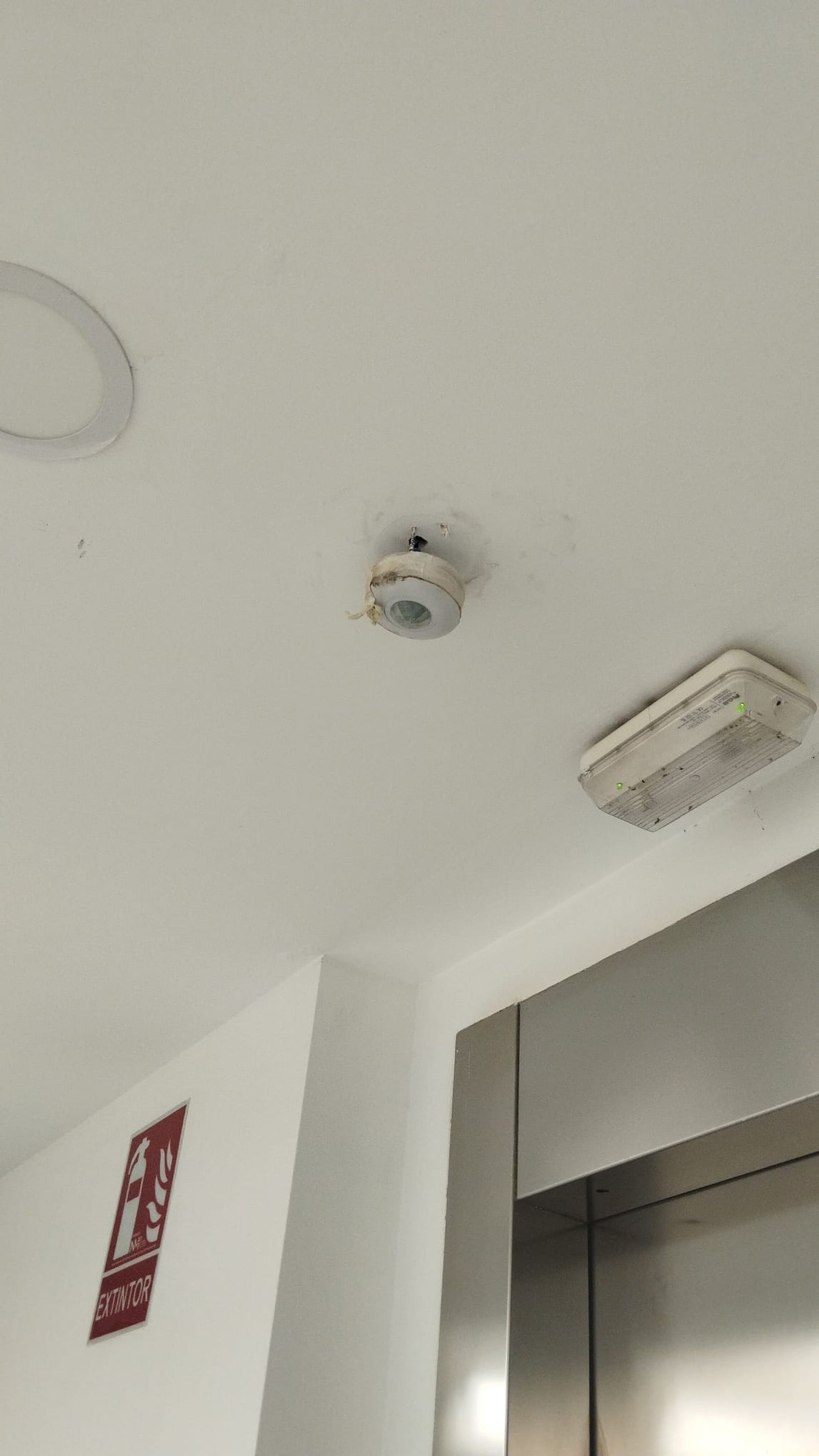 Vecinos denuncian desperfectos en un bloque de la calle Velarde realizados por un menor marroquí