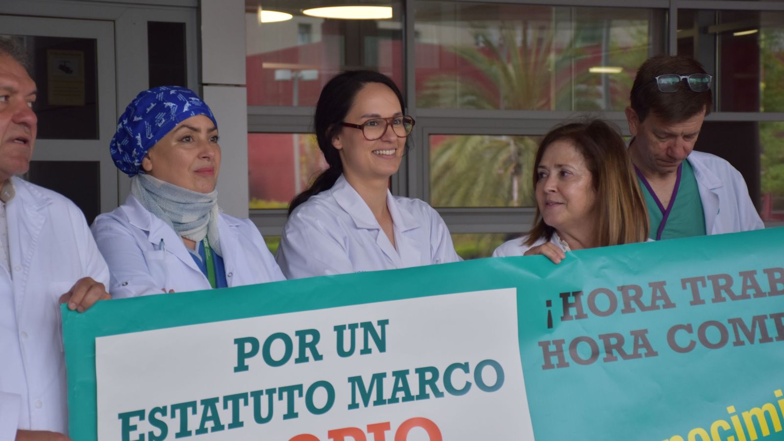 Varias médicas del HUCE durante la concentración por la huelga nacional