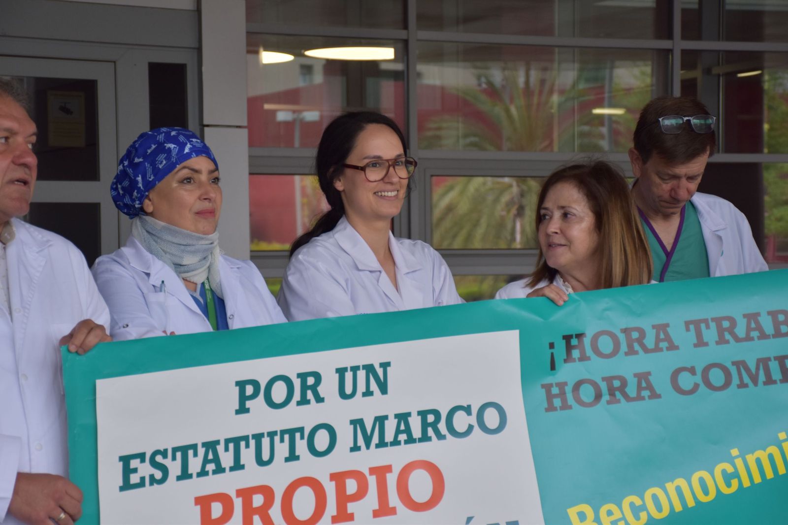 Varias médicas del HUCE durante la concentración por la huelga nacional