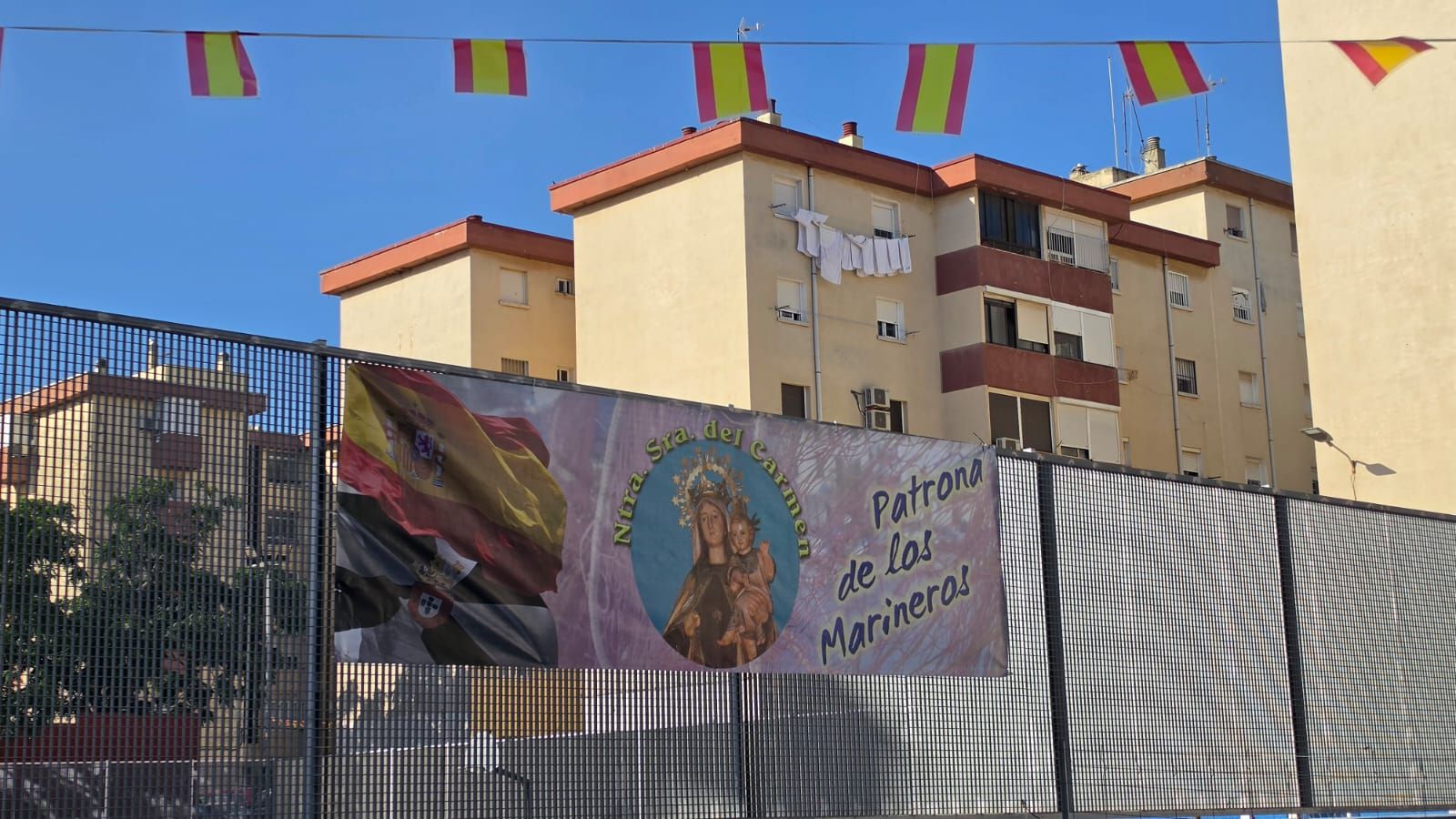 La Fase 2 del Polígono se engalana en honor de la Virgen del Carmen