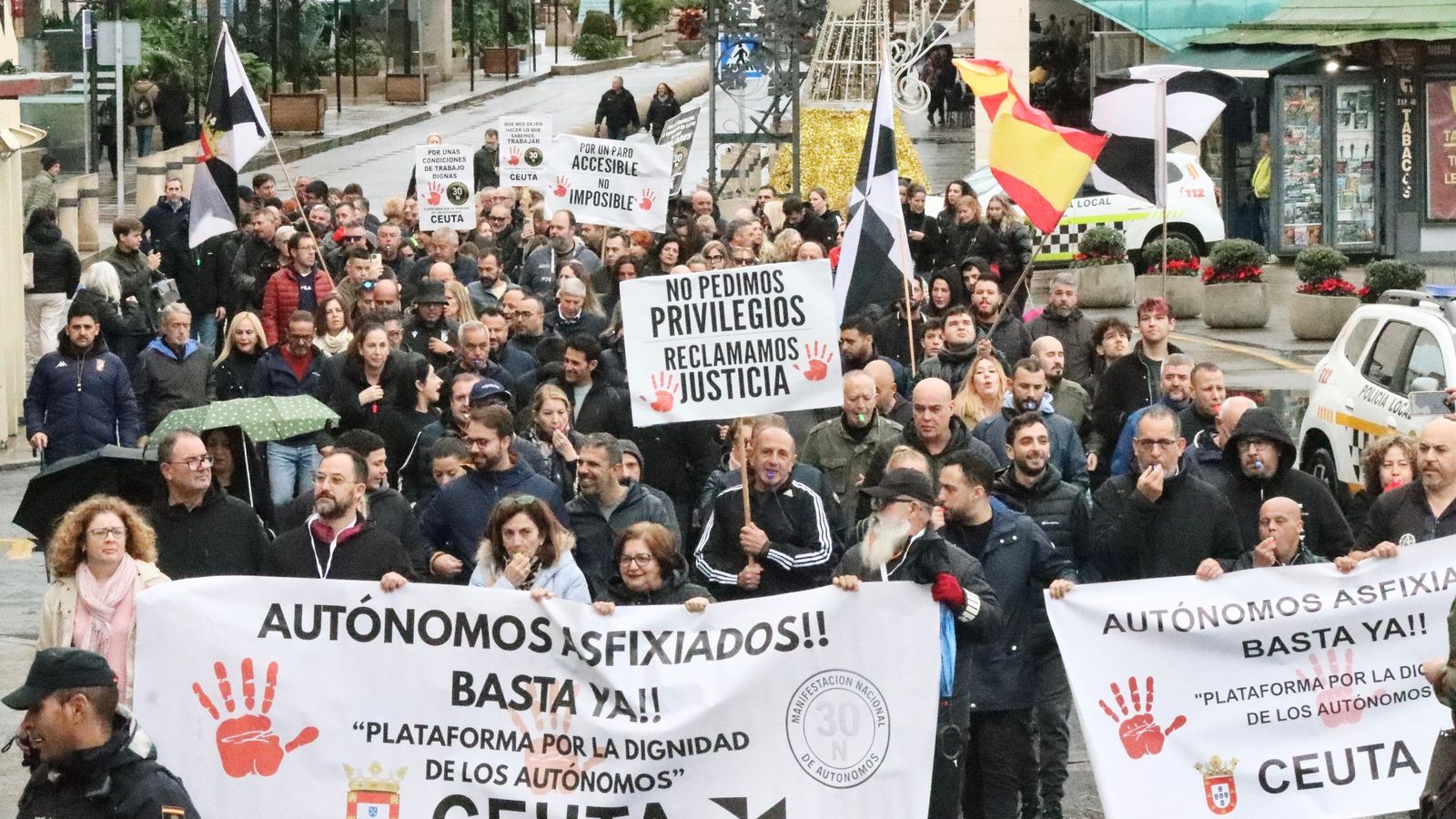 Los manifestantes caminan en dirección hacia la Delegación del Gobierno