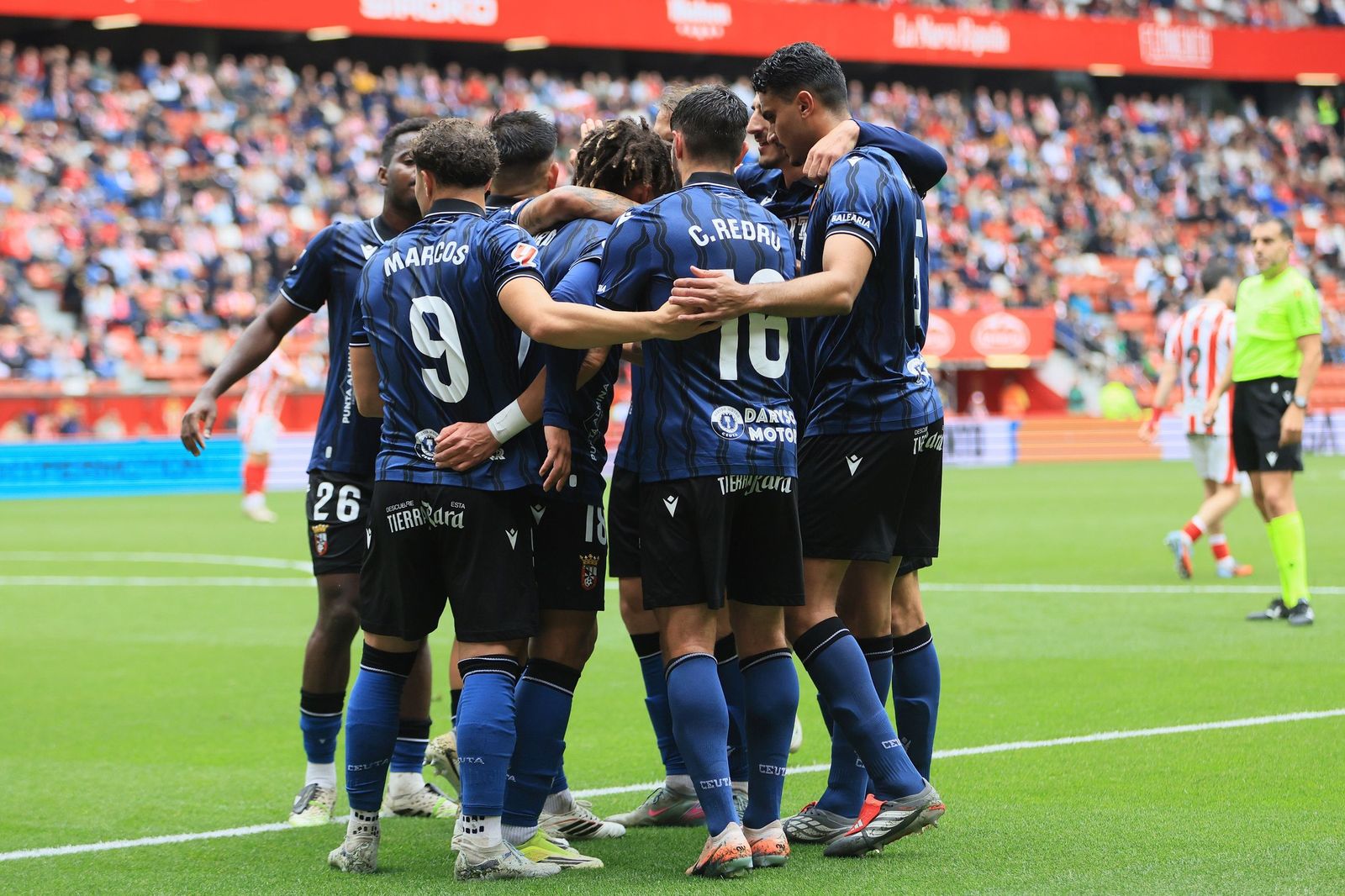 La AD Ceuta celebrando un gol ante el Sporting