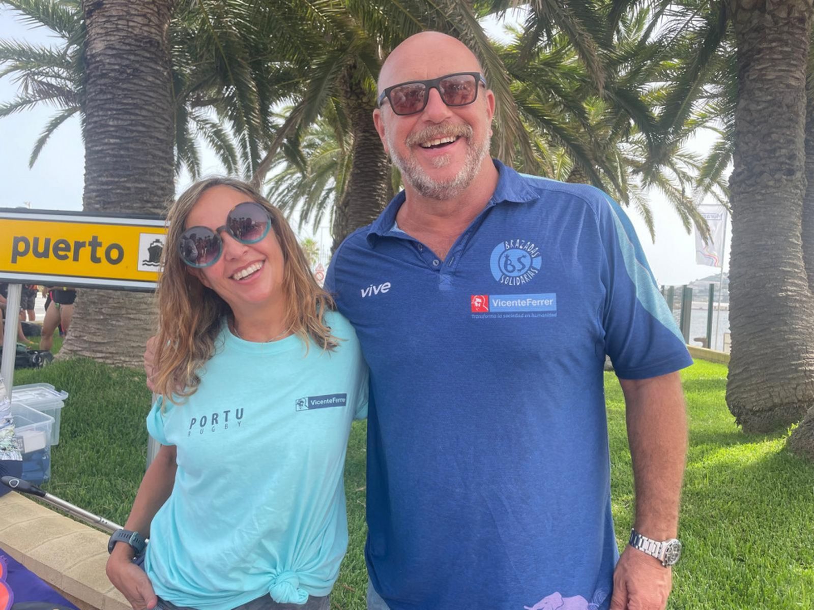 Rafael Carmona, junto a una voluntaria de la Fundación 'Vicente Ferrer' en Ceuta / Reduan