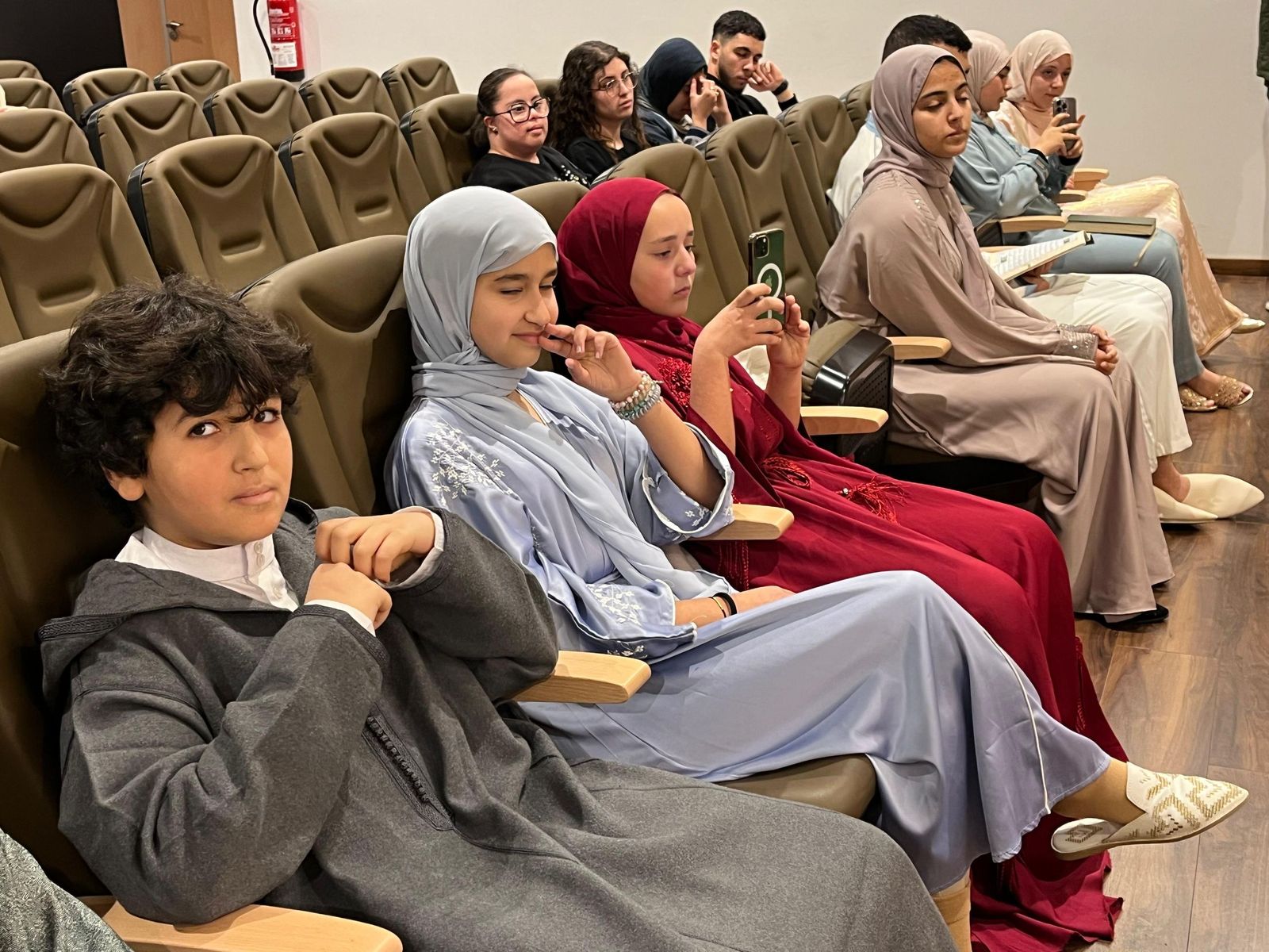 El alumnado de Al Idrissi recita el Corán en taywid en el salón de actos de la RFFCE