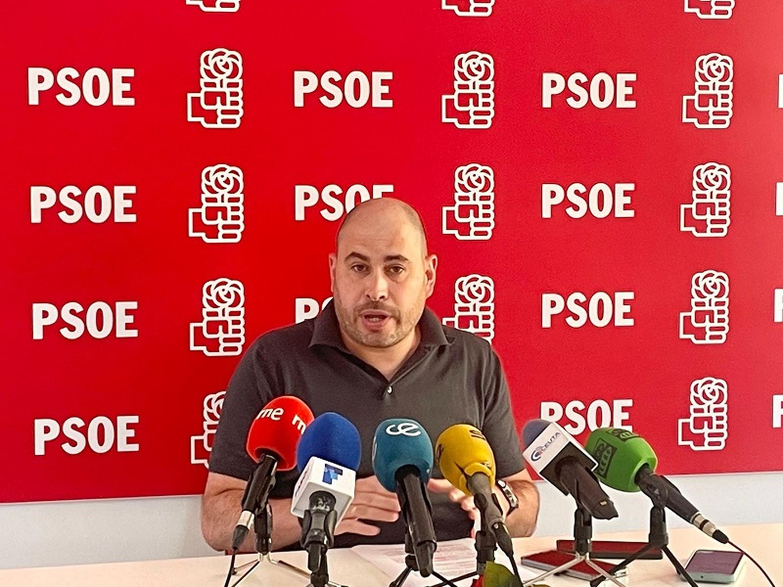 El secretario general del PSOE de Ceuta, Miguel Ángel Pérez Triano, durante su comparecencia este viernes. / FOTO REDUAN
