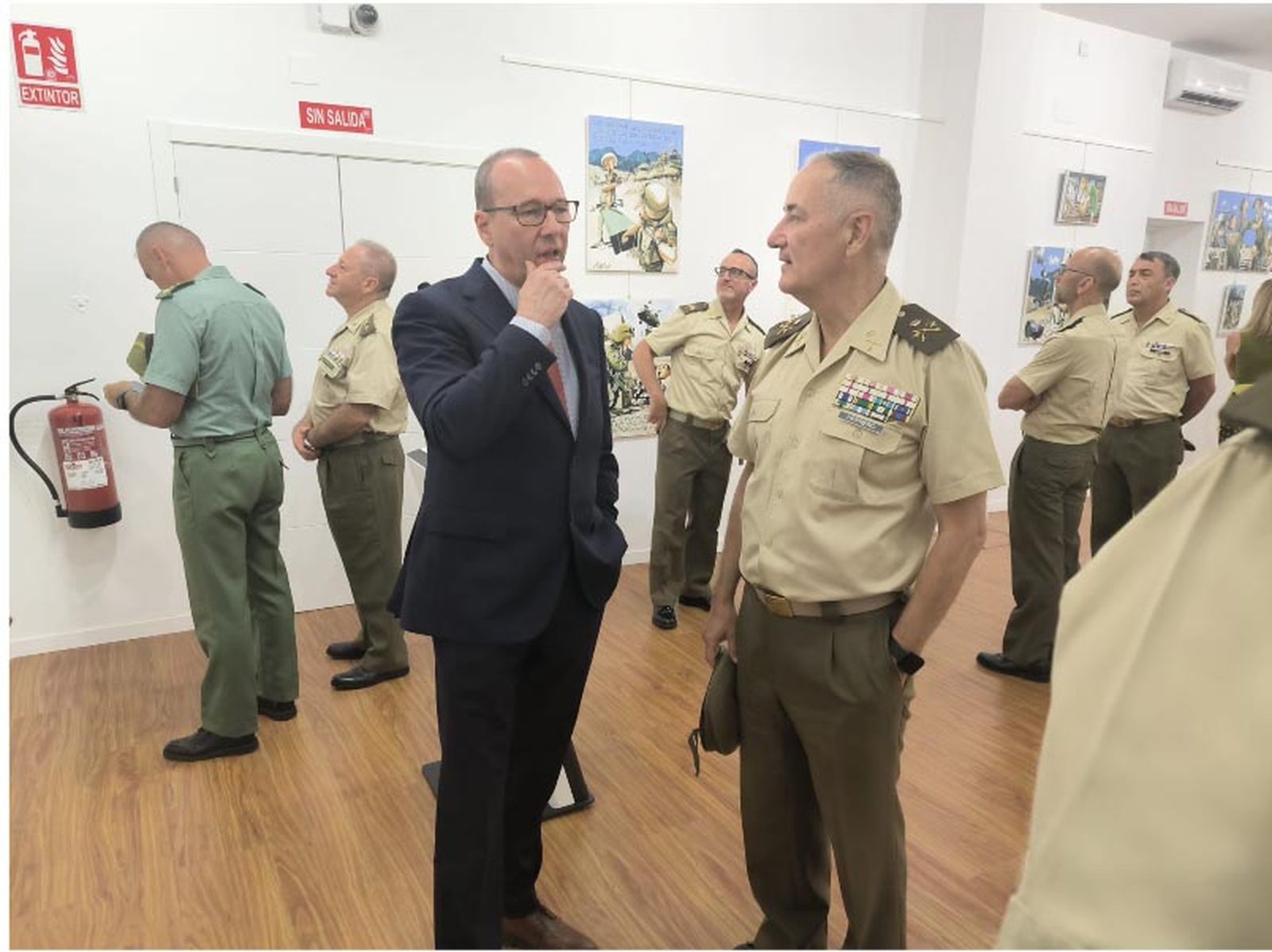 Esteban Guijarro plasma en 49 lienzos originales su visión del Ejército