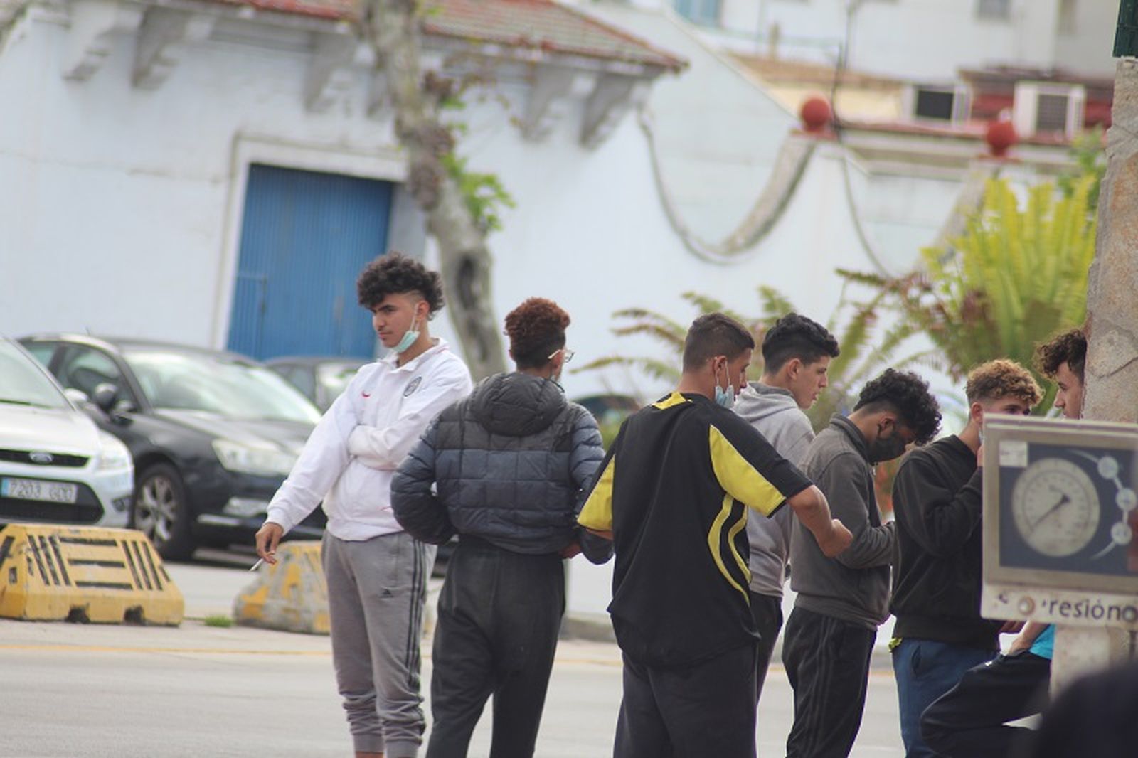 Un grupo de menores en Ceuta en una imagen de archivo. / FOTO REDUAN Un grupo de menores en Ceuta en una imagen de archivo. / FOTO REDUAN