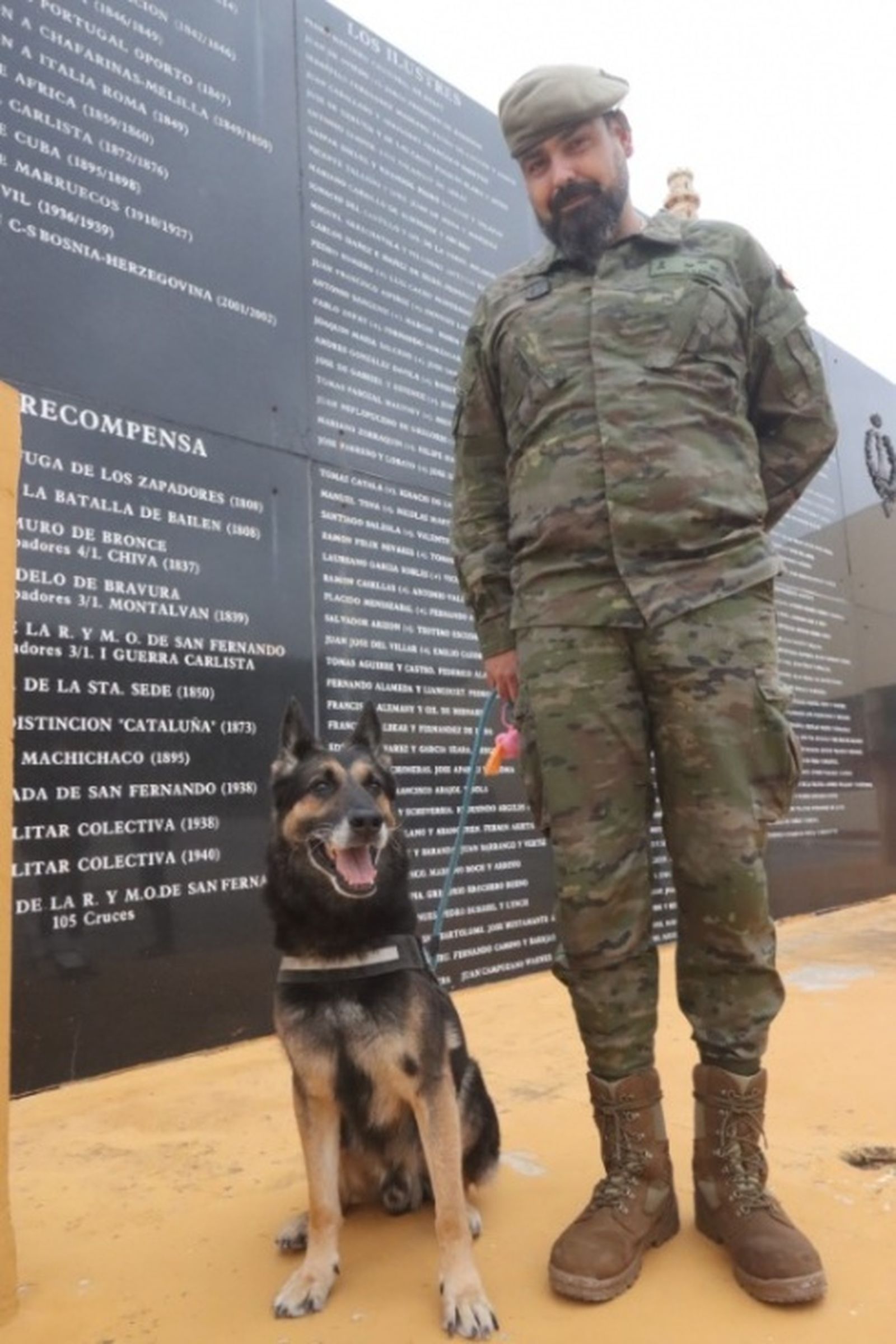 Riki y el capitán Rafael Sainz / REDUAN