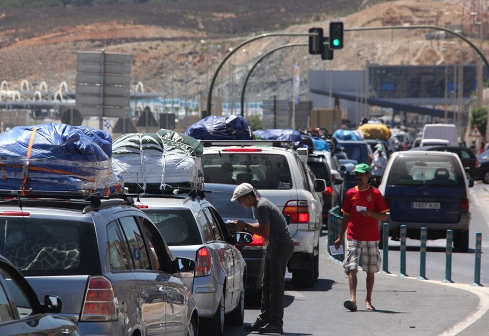 Imagen de archivo de una cola de coches durante la Operación Paso del Estrecho