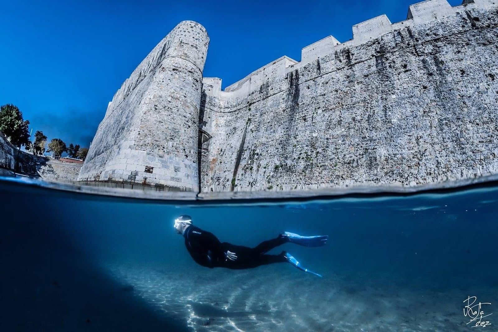 Actividad de buceo de Burbujas en el foso de las Murallas Reales