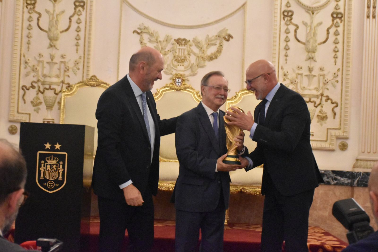 Ceuta, la primera ciudad que acoge la gira del trofeo de la Copa del Mundo