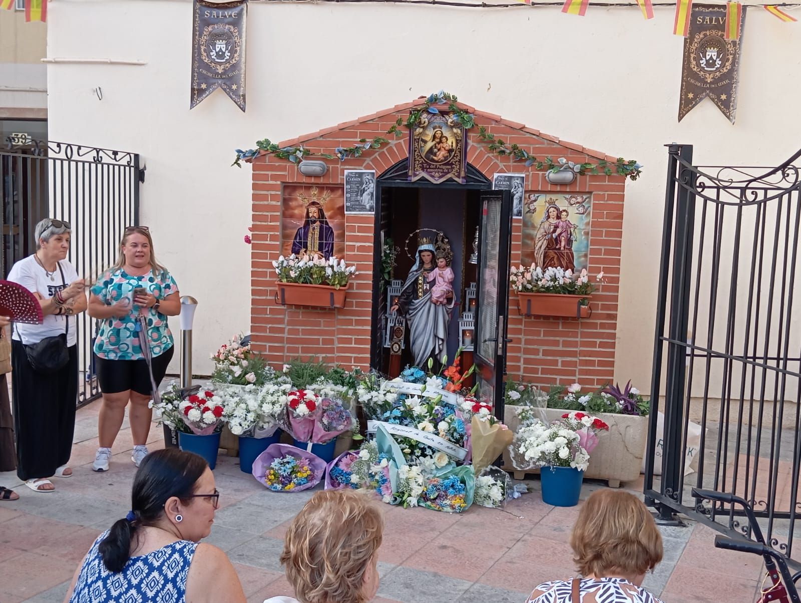 Ofrenda de flores a la Virgen del Carmen en el Polígono
