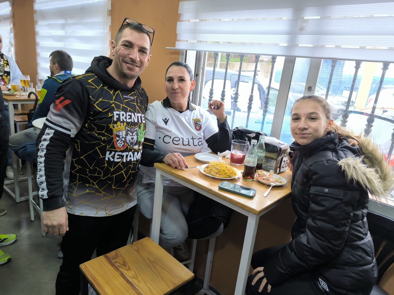 La afición ceutí ya disfruta del ambiente antes del partido a los alrededores del Alfonso Murube