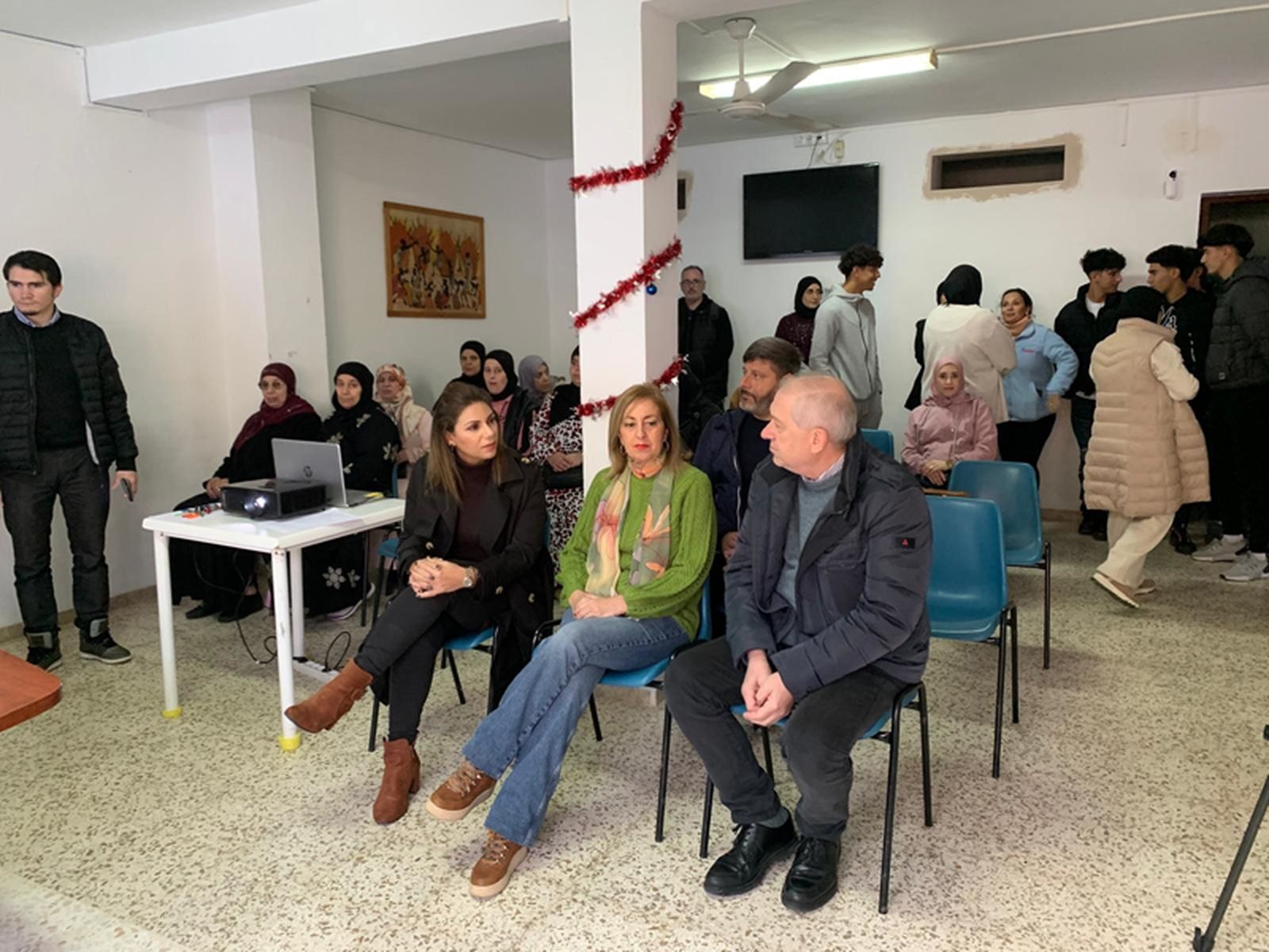La consejera de Sanidad y Servicios Sociales, Nabila Benzina, junto a la directora general, Adela Nieto, durante el acto de este miércoles. / FOTO J.I.M.