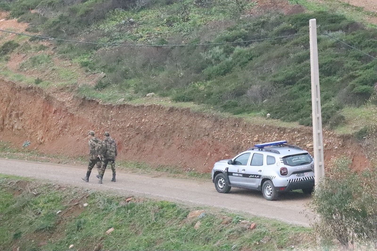 Militares y un coche de la Gendarmería en la zona del perímetro fronterizo. / FOTO REDUAN