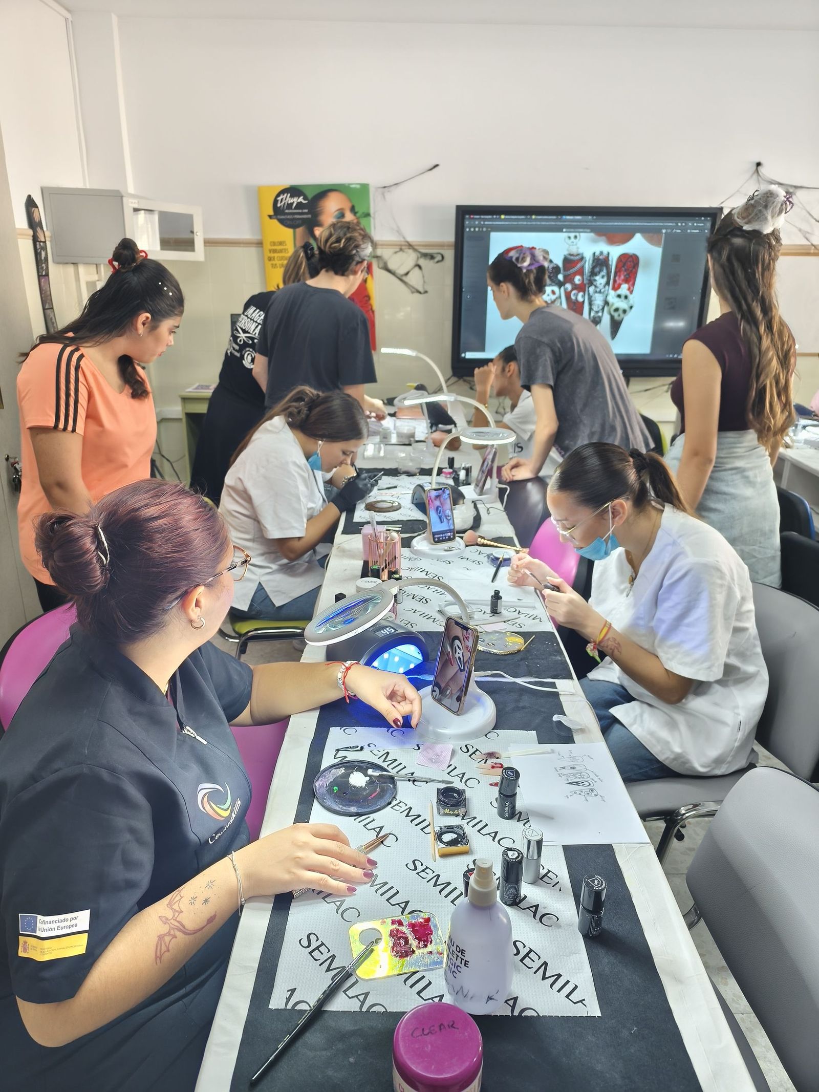 Alumnos del Siete Colinas participan en un taller de caracterización de Halloween Alumnos del Siete Colinas participan en un taller de caracterización de Halloween