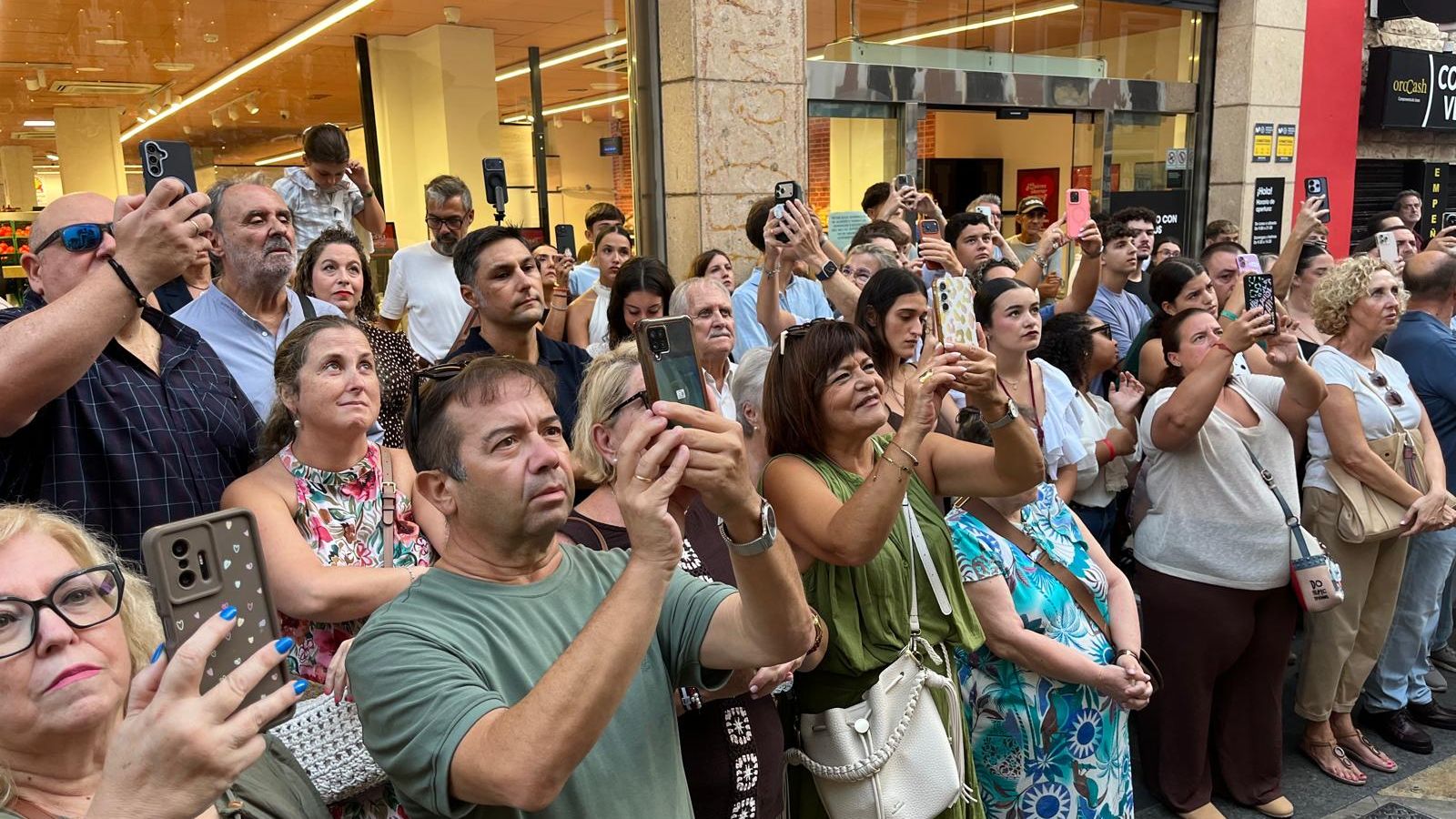 Los Remedios sale a las calles de Ceuta para abrazar y proteger a su pueblo
