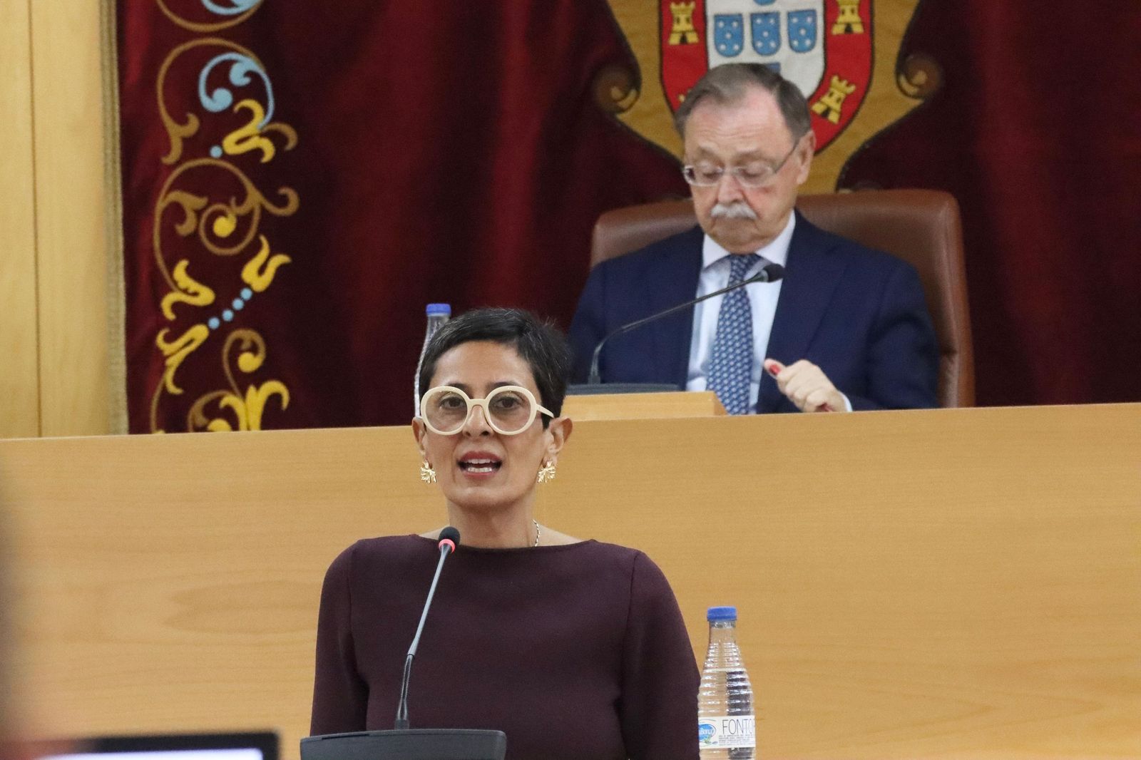 Kissy Chandiramani presentando los presupuestos, delante del presidente Vivas.