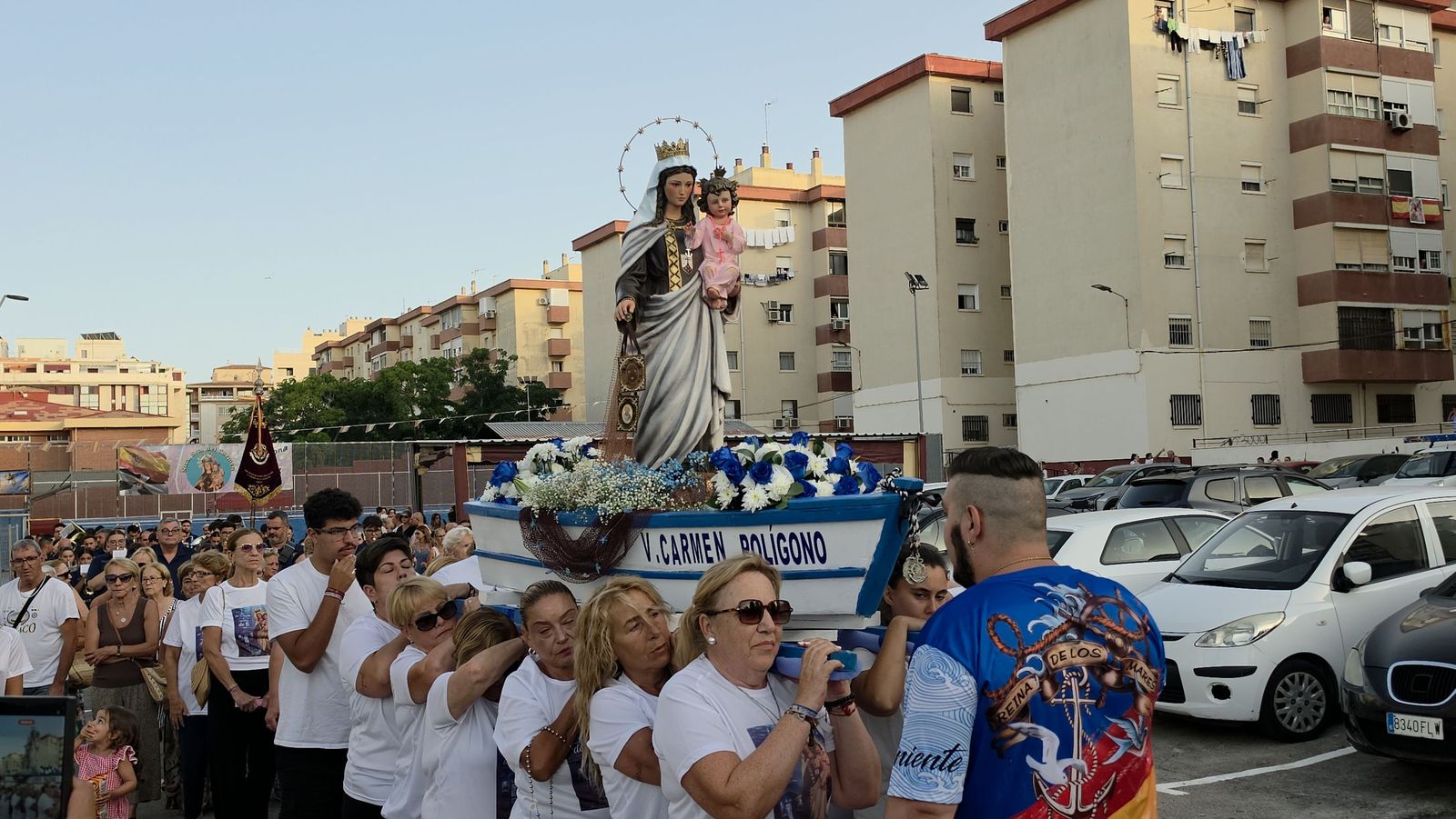 Emoción y tradición en la procesión de la Virgen del Carmen del Polígono