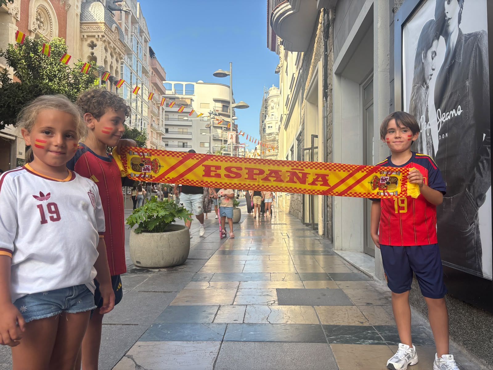 Ceuta se vuelca con España y dibuja de rojo y amarillo La Ribera