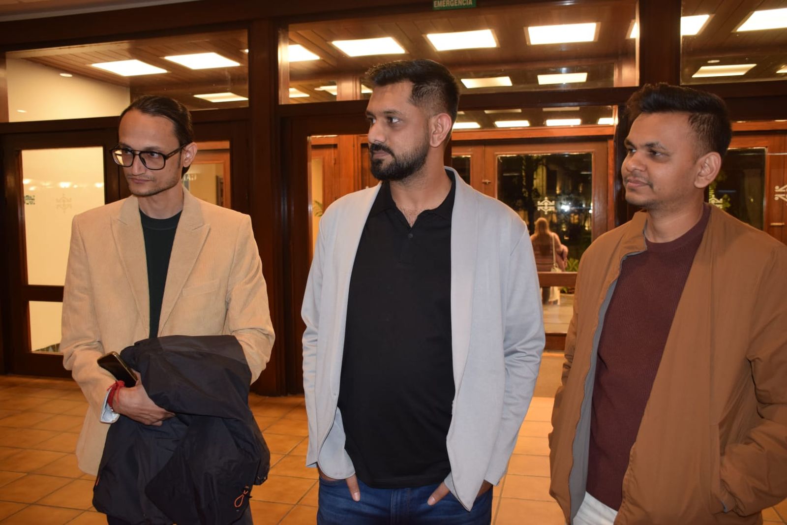 En el centro de la imagen, el CEO de 7Span, Kaushal Gajjar, junto a dos de sus socios al llegar al Parador de Ceuta
