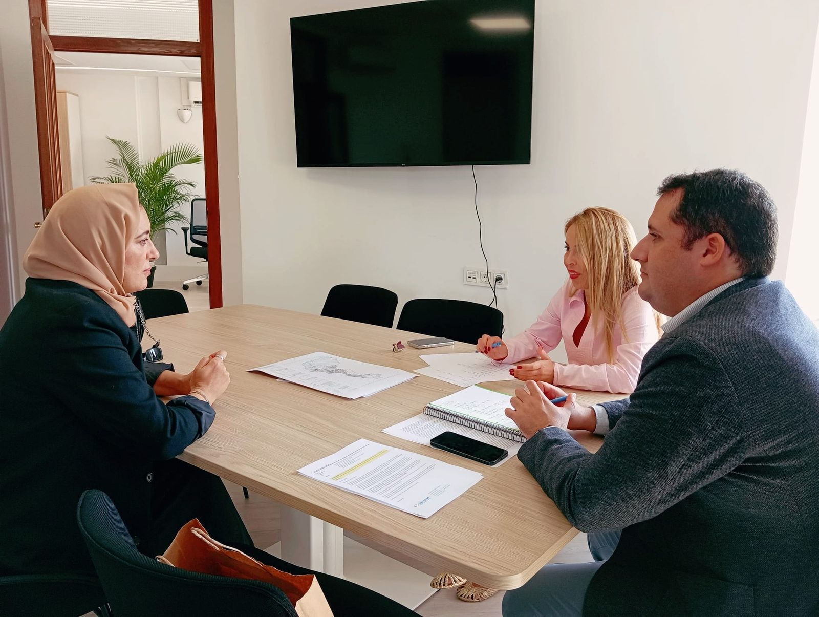 Reunión del consejero Ramírez y la directora general de Medio Ambiente, Servicios Urbanos y Vivienda con la presidenta de la AAVV Benzú