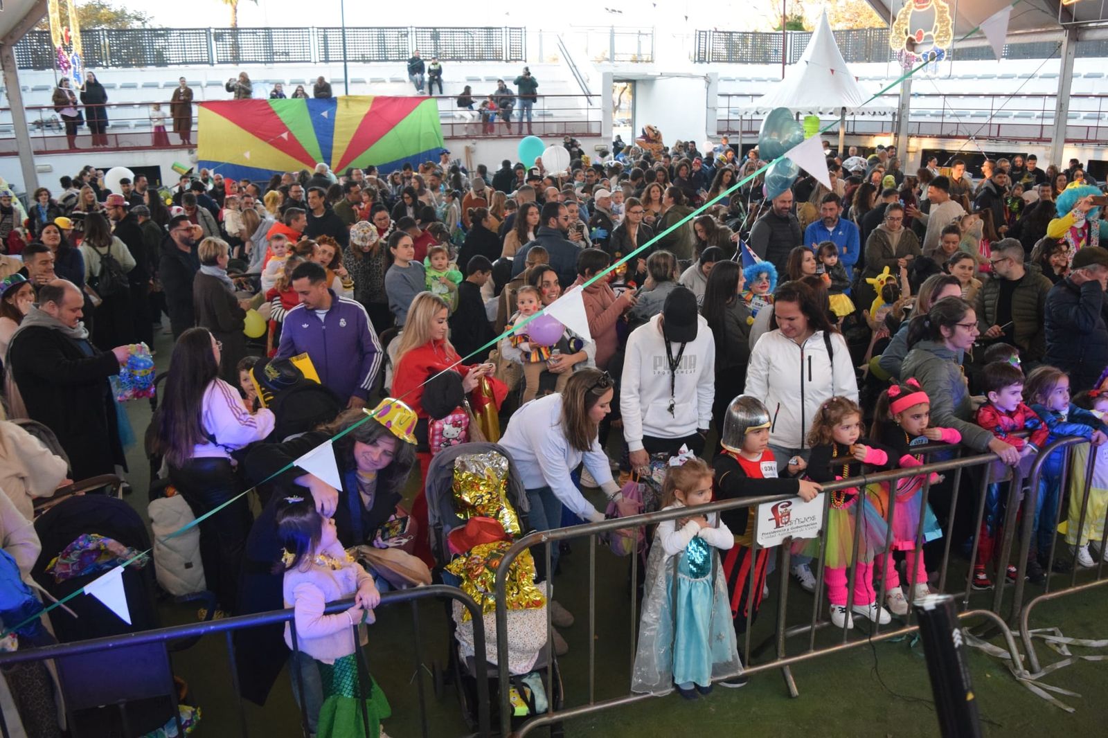 El concurso de carnaval infantil disfraza el Auditorio de la Marina con motivos de circo