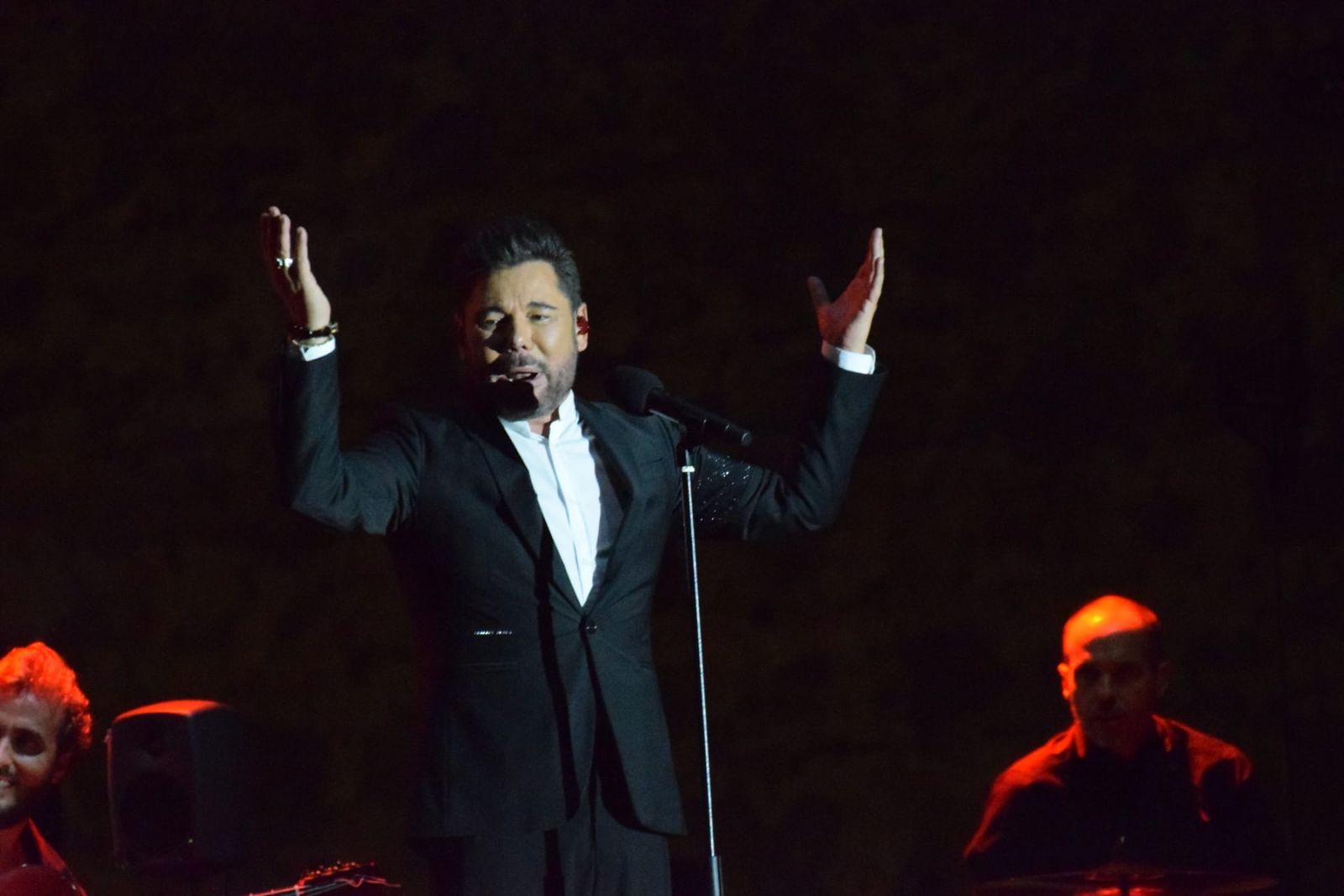 Miguel Poveda llena de poderío las Murallas en la noche más flamenca del año
