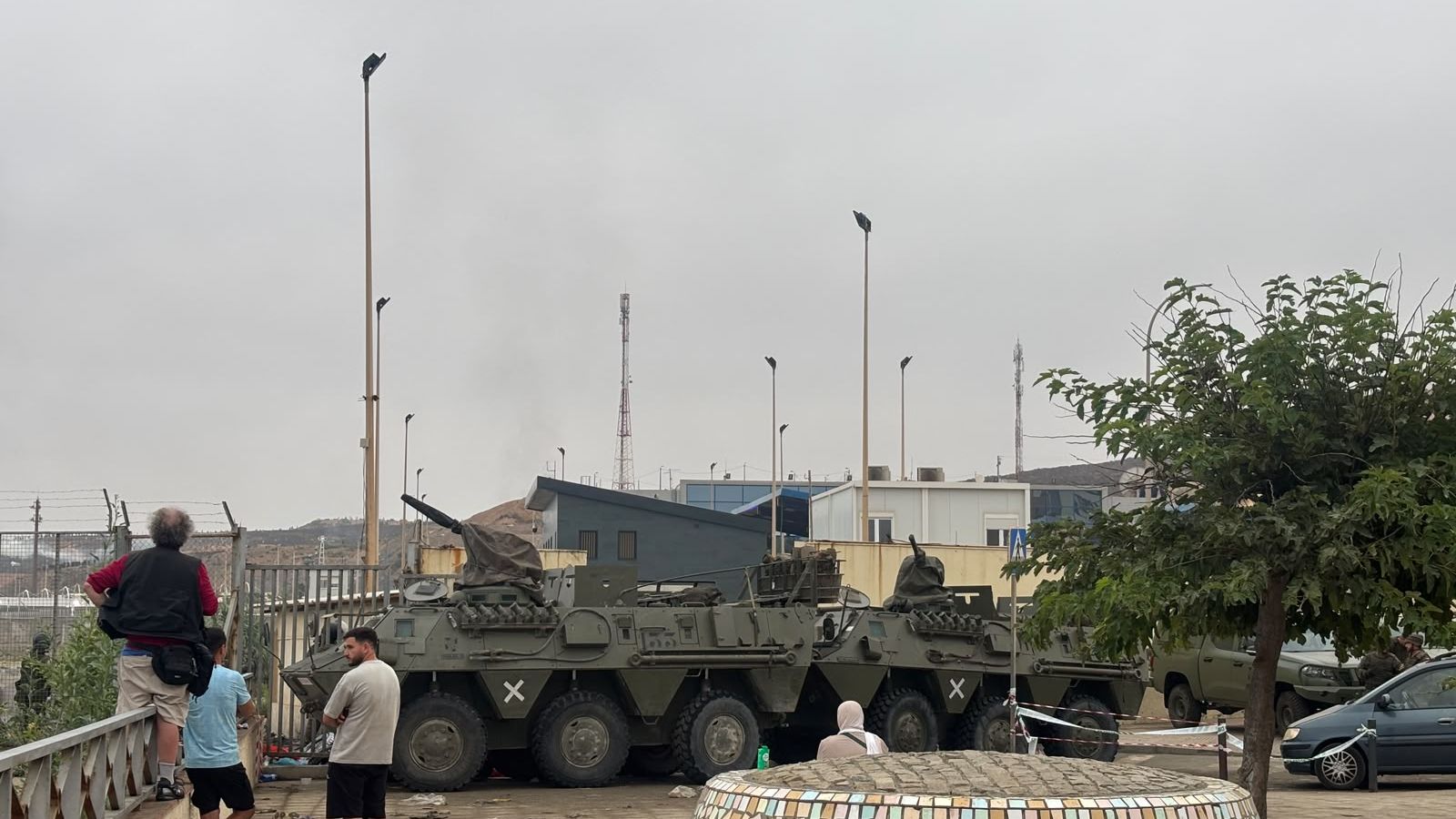 El Ejército coloca sus tanques en la entrada a Ceuta para dirigir el flujo hacia las naves