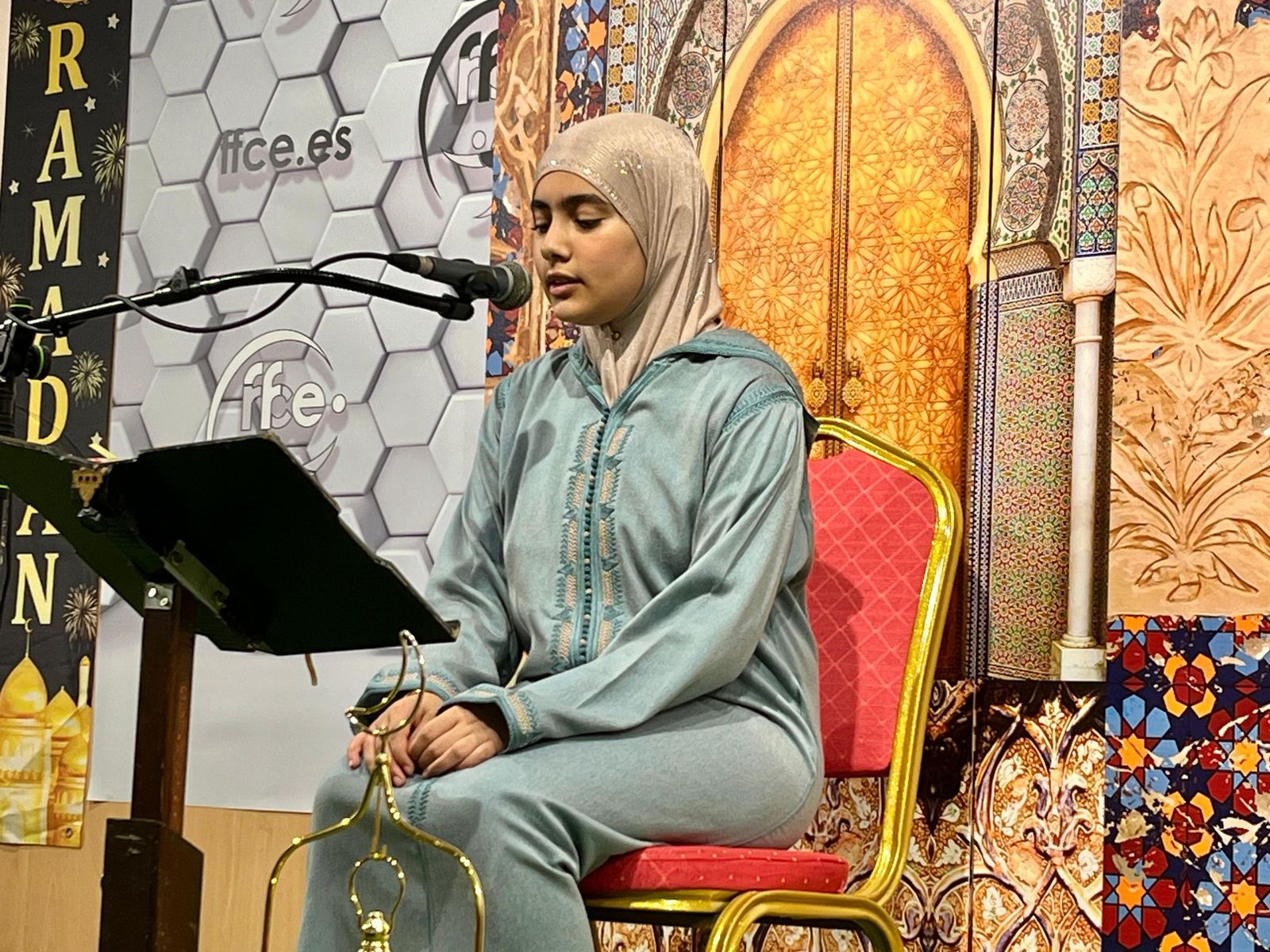 El alumnado de Al Idrissi recita el Corán en taywid en el salón de actos de la RFFCE