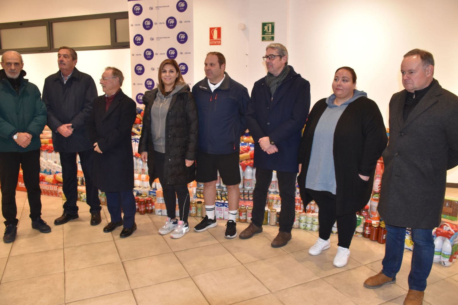 Imágenes del final del torneo y los organizadores de la recogida de alimentos.