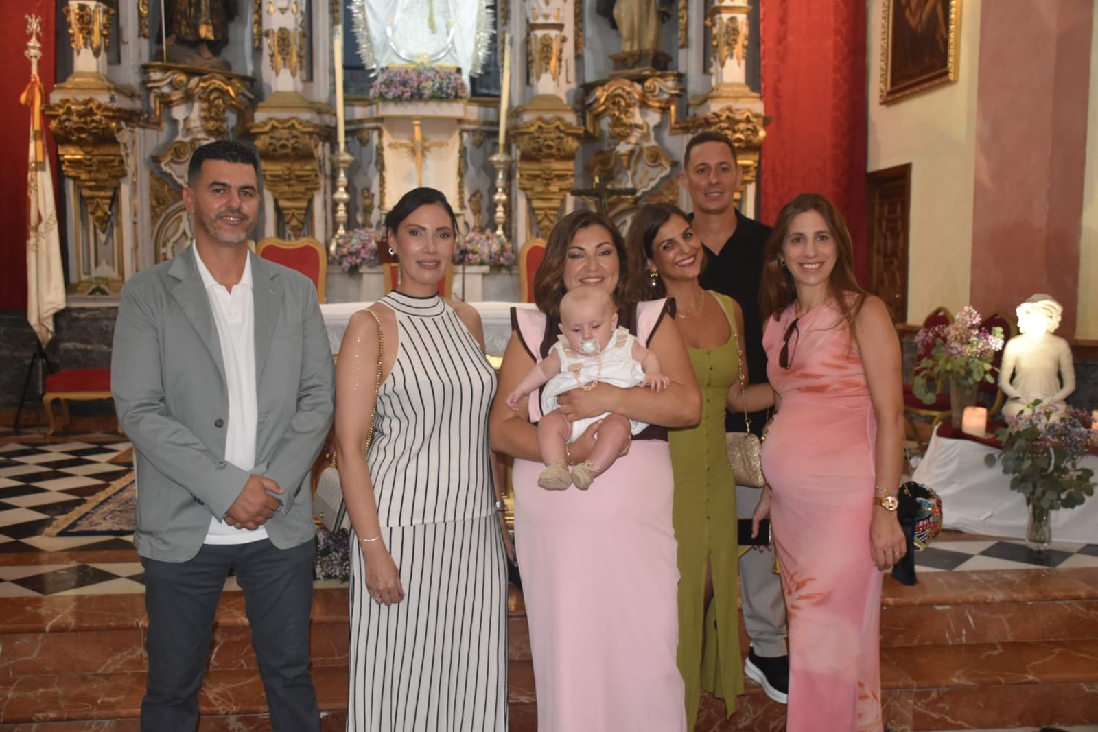 Lucía protagoniza una inolvidable jornada familiar con motivo de su bautizo en Los Remedios