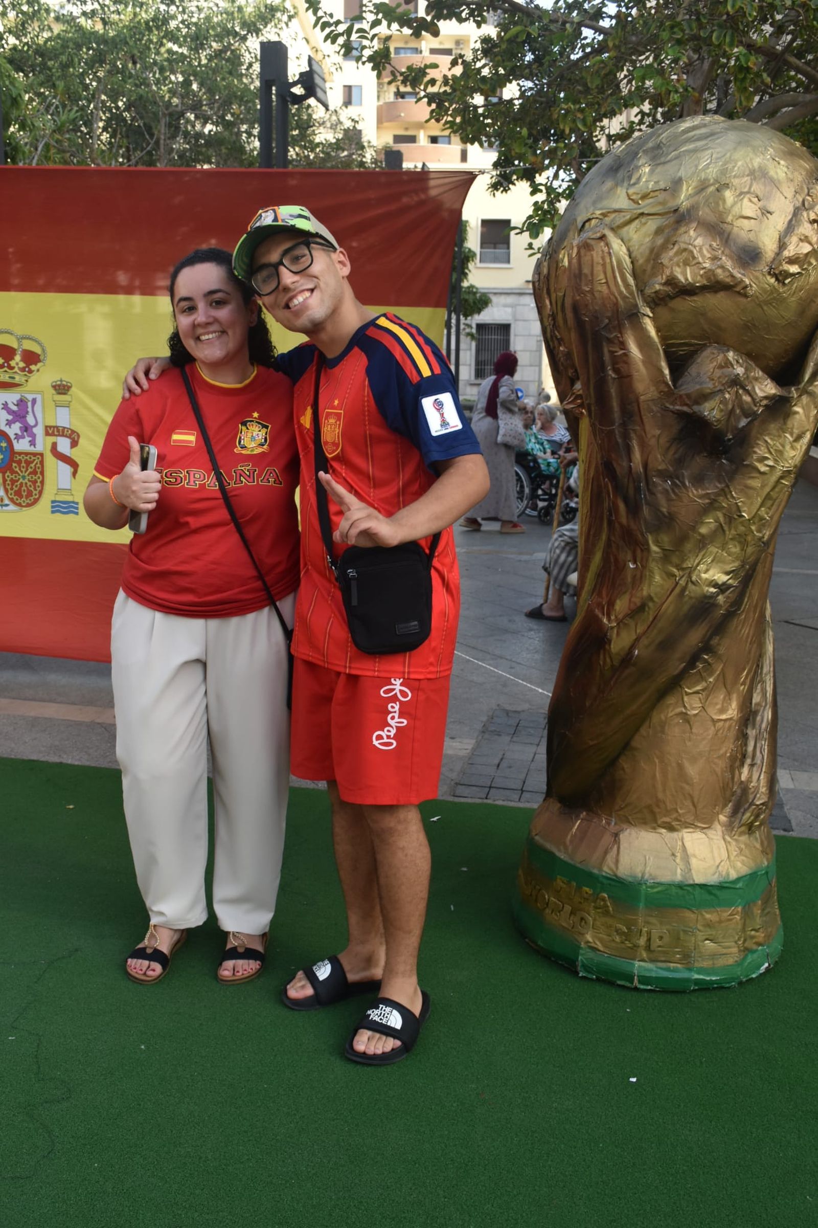 Ceuta se vuelca con España y pinta de rojo y amarillo La Ribera