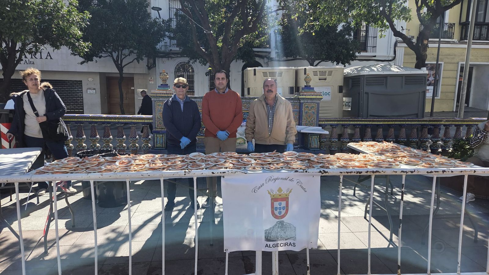 La Casa de Ceuta reparte 40 kilos de langostinos en la Ada Popular de Carnaval