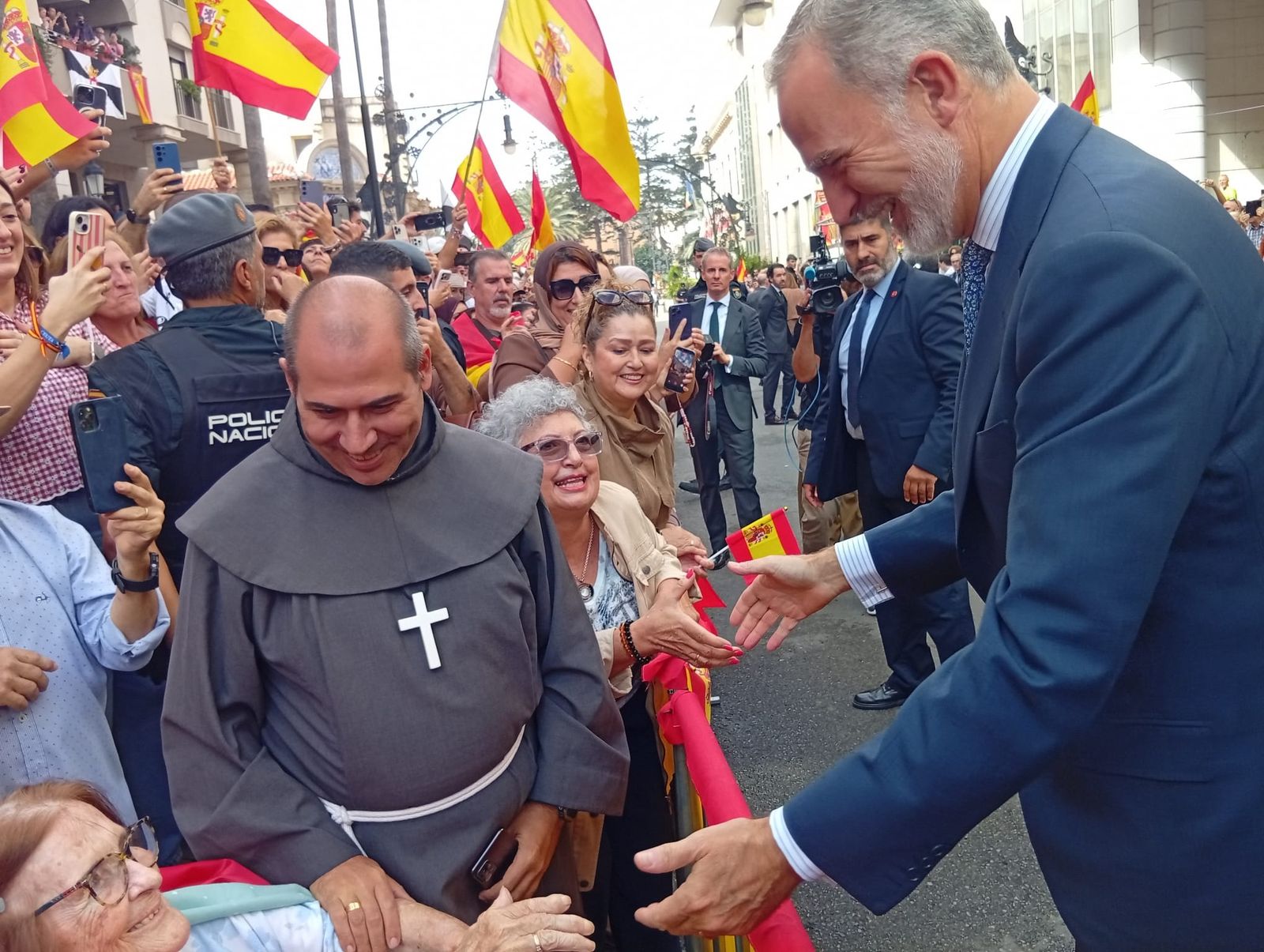 Álbum de una jornada histórica: Felipe y Letizia, con los ceutíes