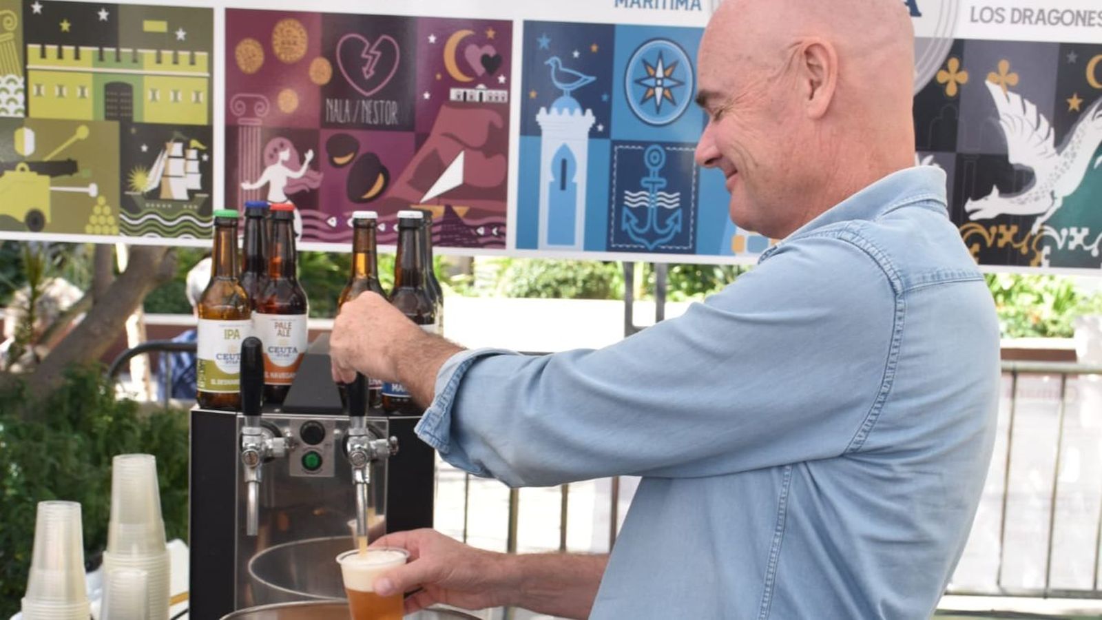 Boris de Mesones sirviendo una cerveza durante la III Semana Gastronómica y Sostenible en Ceuta