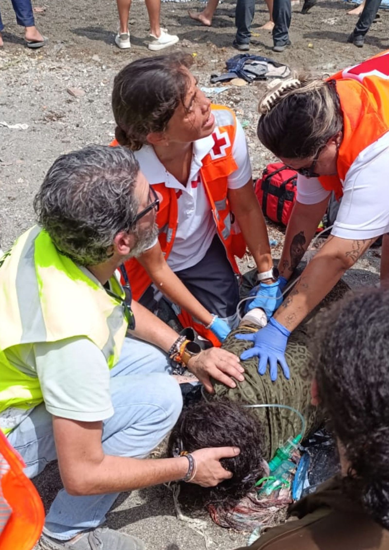 El director del IMLCF de Ceuta, Manuel Aparcero (izqda.) en labores de reanimación con Cruz Roja en la playa del Tarajal el 30 de julio.
