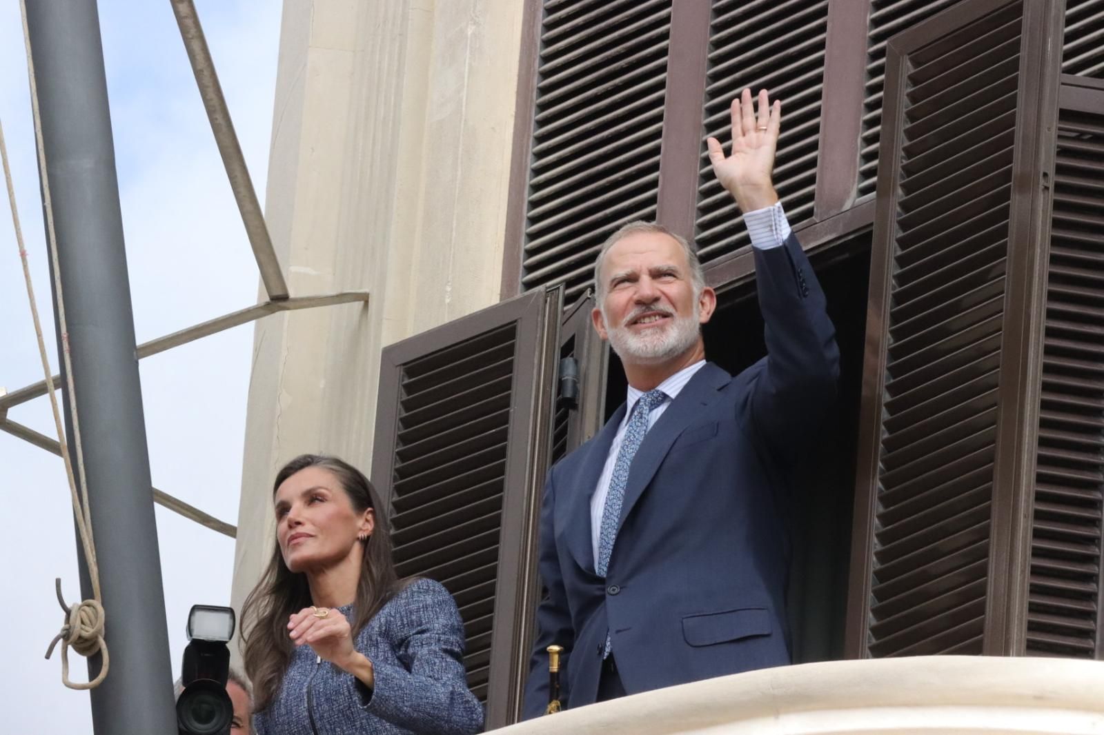 Los Reyes muestran su cercanía a los ceutíes nada más llegar a la ciudad