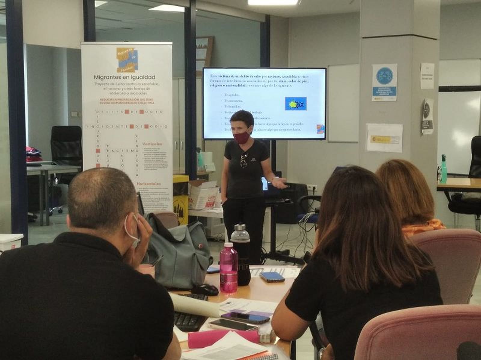 Charo Alises, abogada, en una de las orientaciónes sociojurídicas sobre delitos de odio. / FOTO CEDIDA