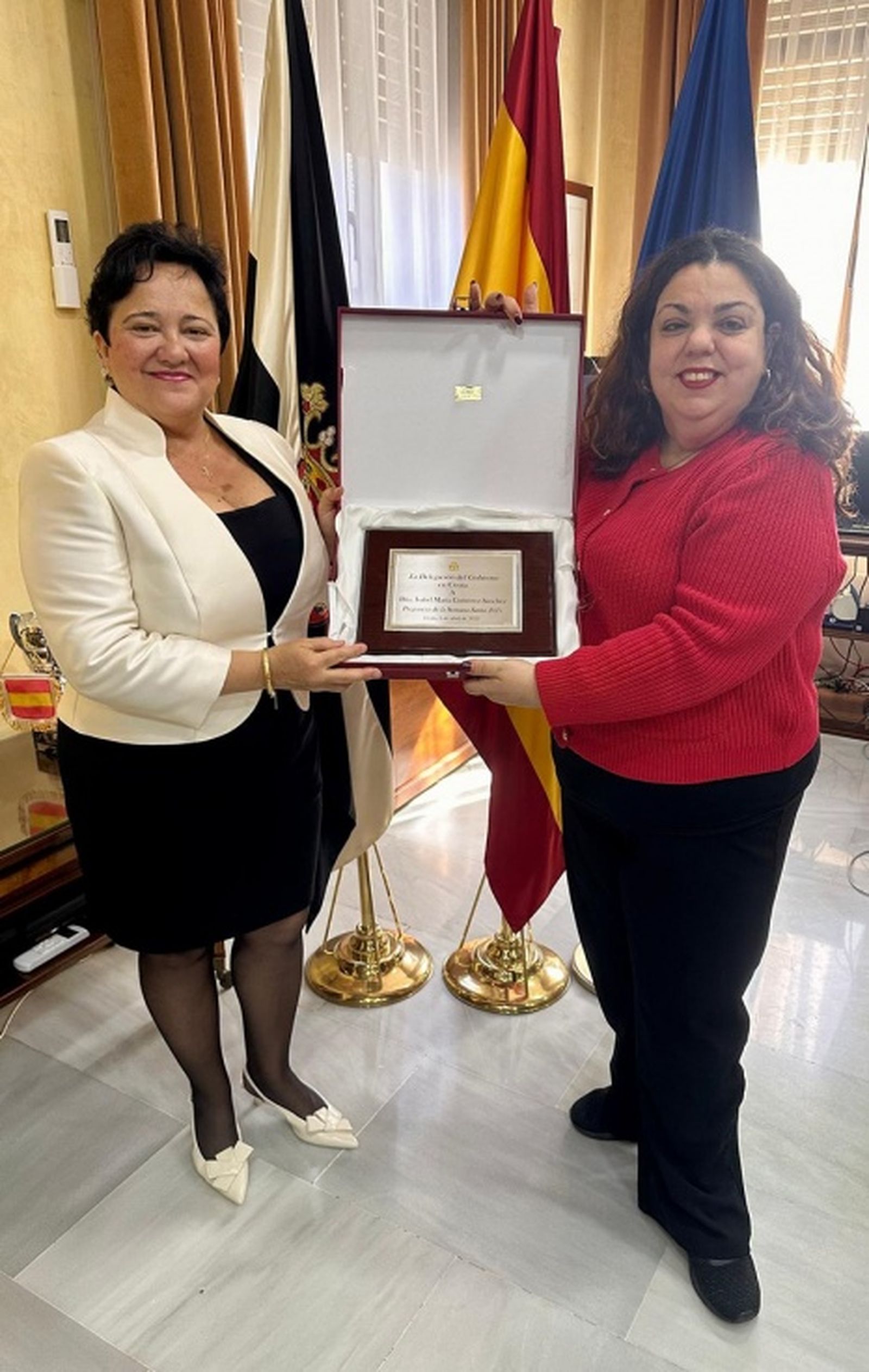 La delegada del Gobierno entrega un obsequio a la pregonera/FOTO CEDIDA